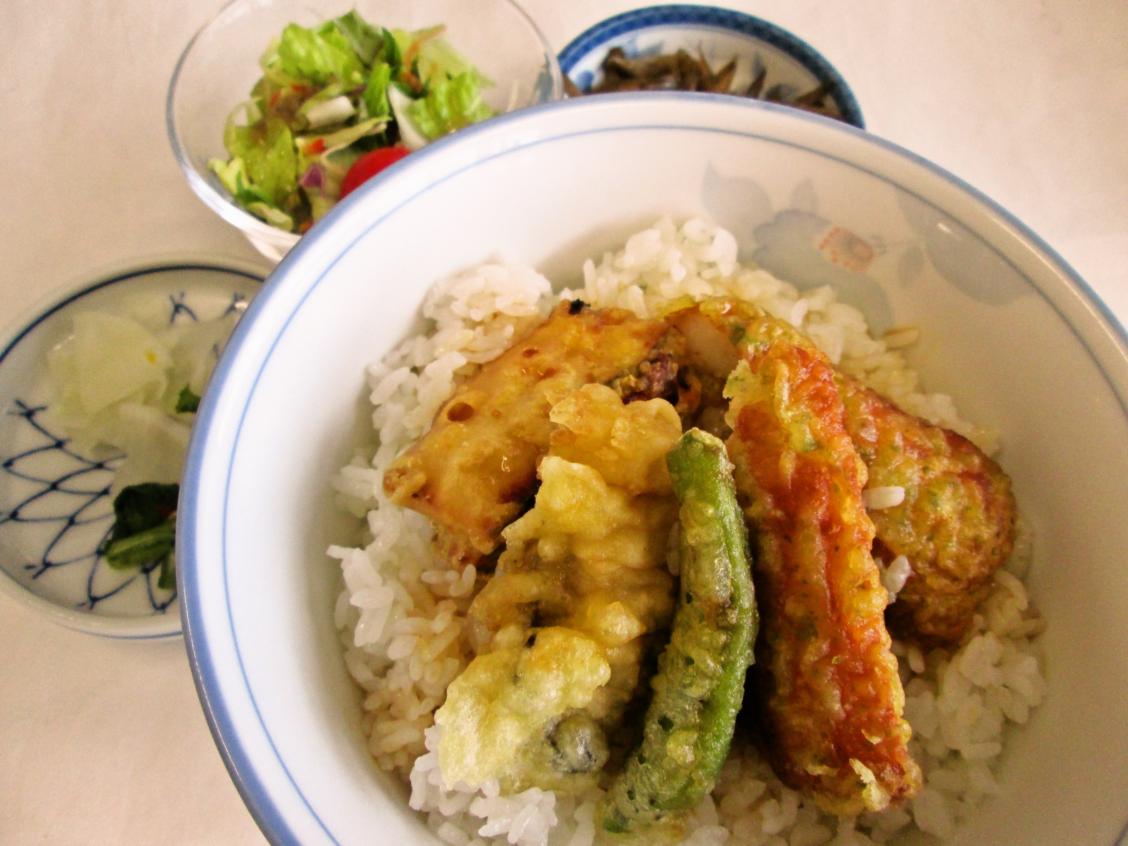 広島県産牡蠣、南瓜と挽肉の挟み揚げ、ちくわ天丼《あおさの味噌汁》