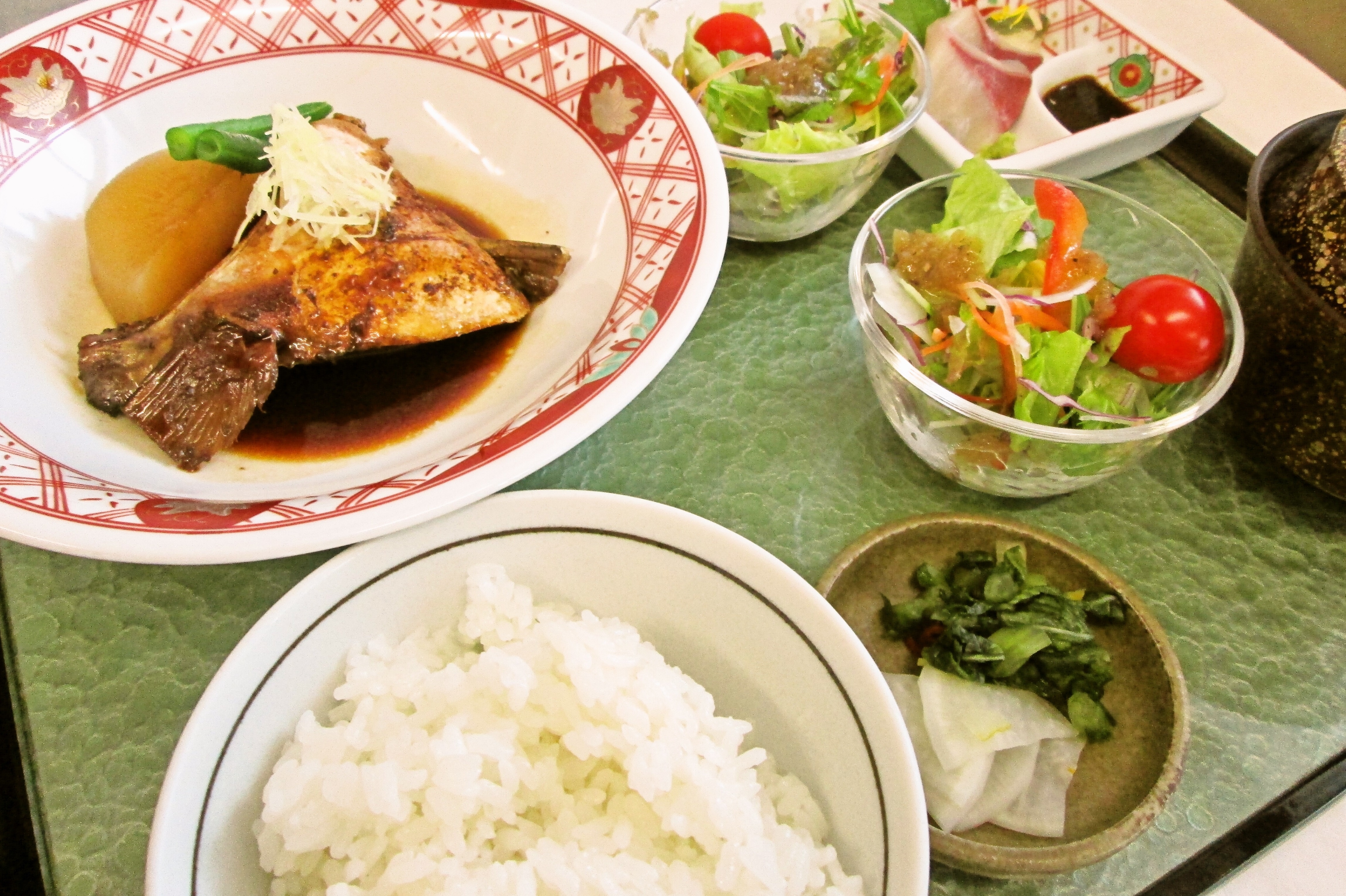 オリーブハマチの刺身＆カマの煮付け《赤出汁》