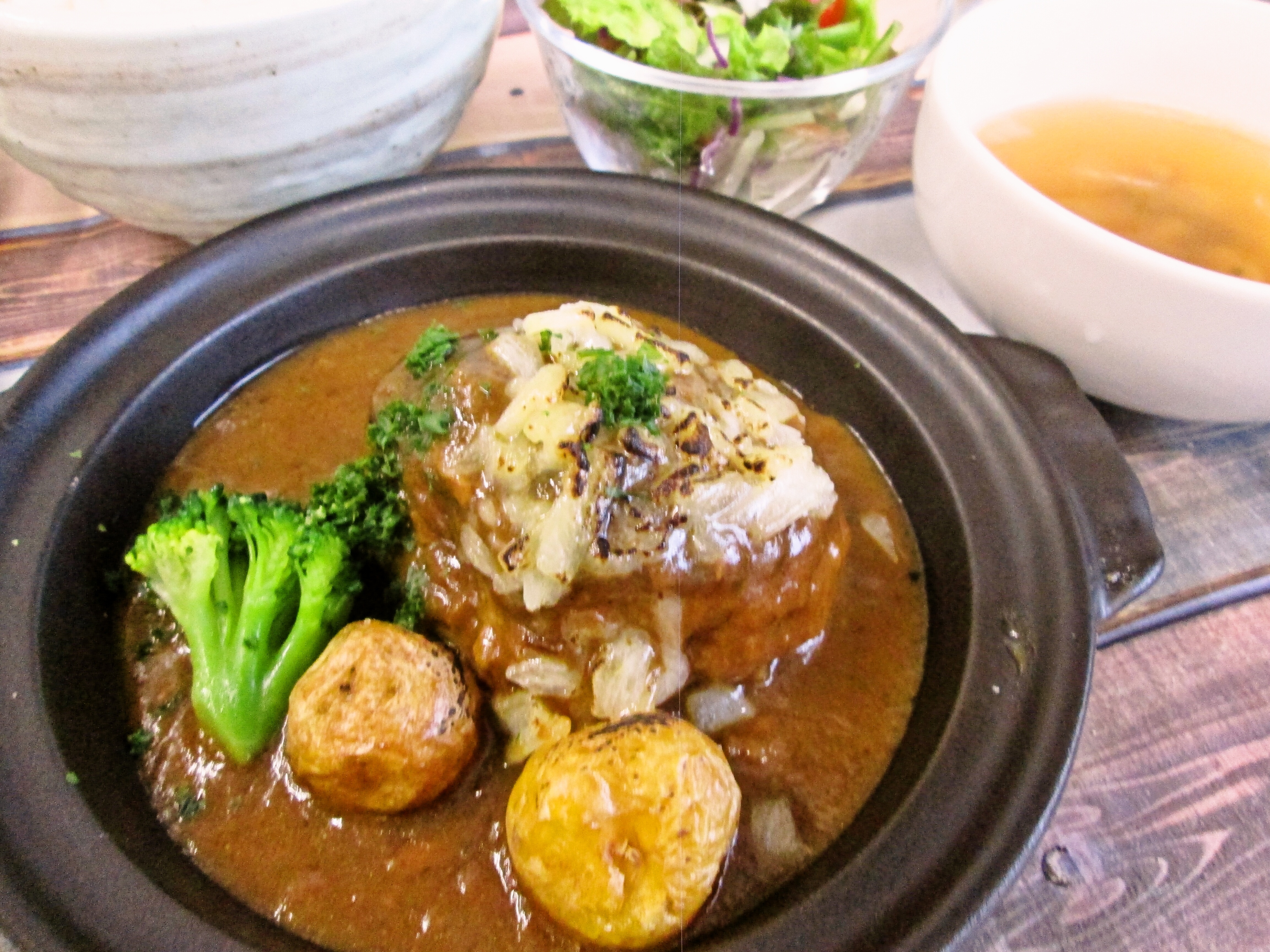 手捏ねハンバーグ焼カレー《野菜のブイヨンスープ》