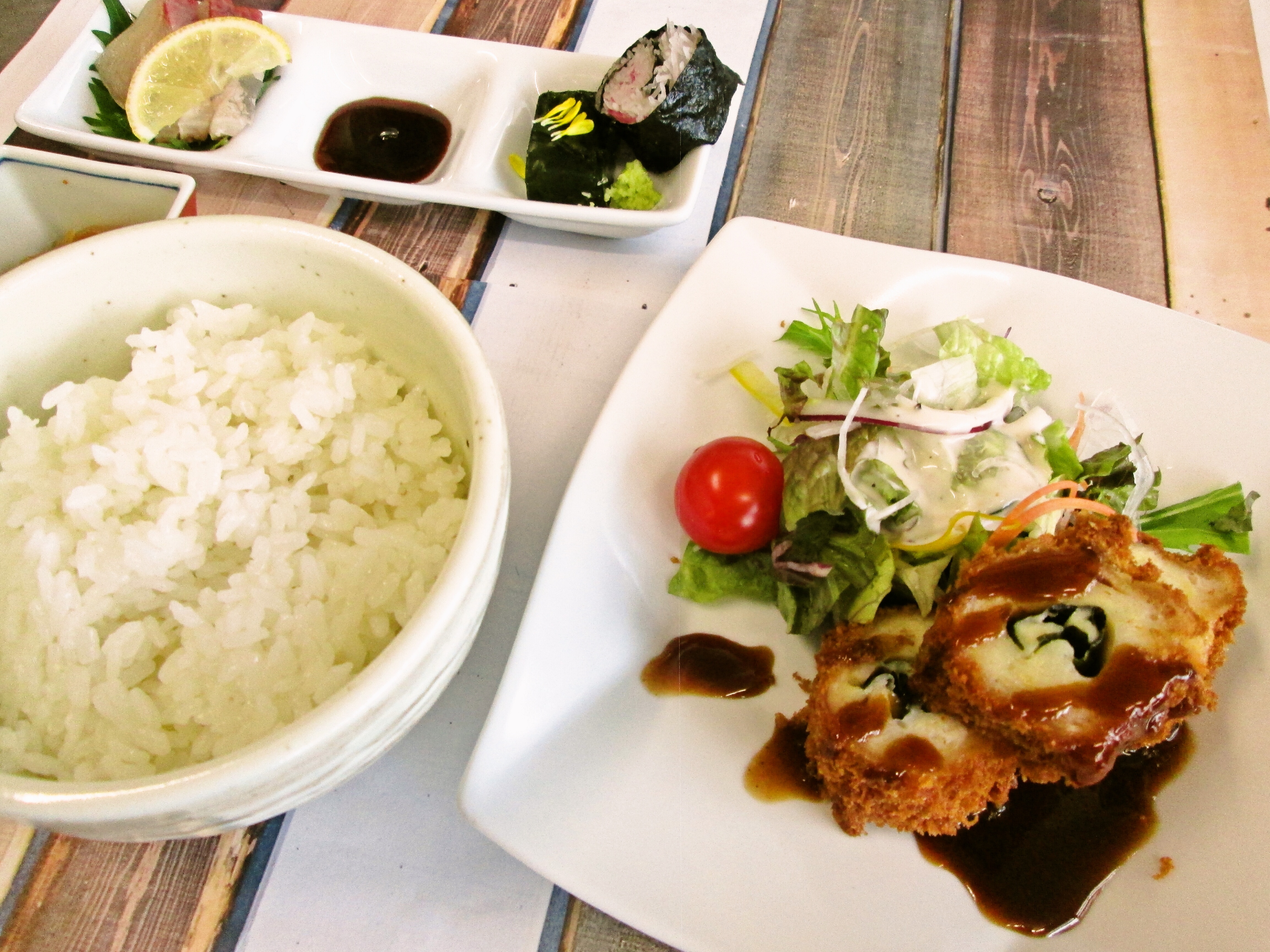 オリーブハマチの刺身とチキンチーズ大葉巻き揚げ《アサリの味噌汁》