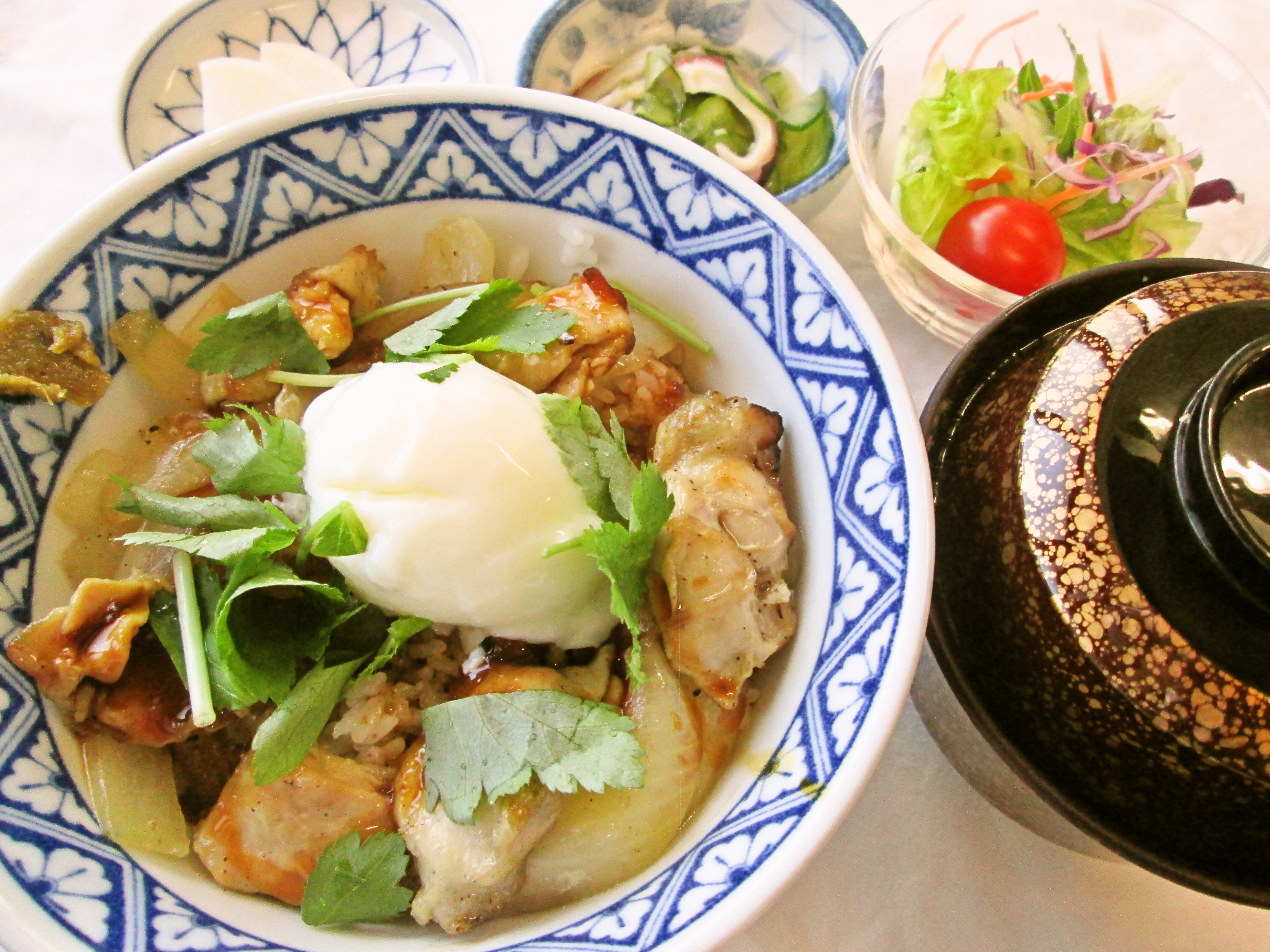 オリーブ卵の親子丼《豆腐の味噌汁》