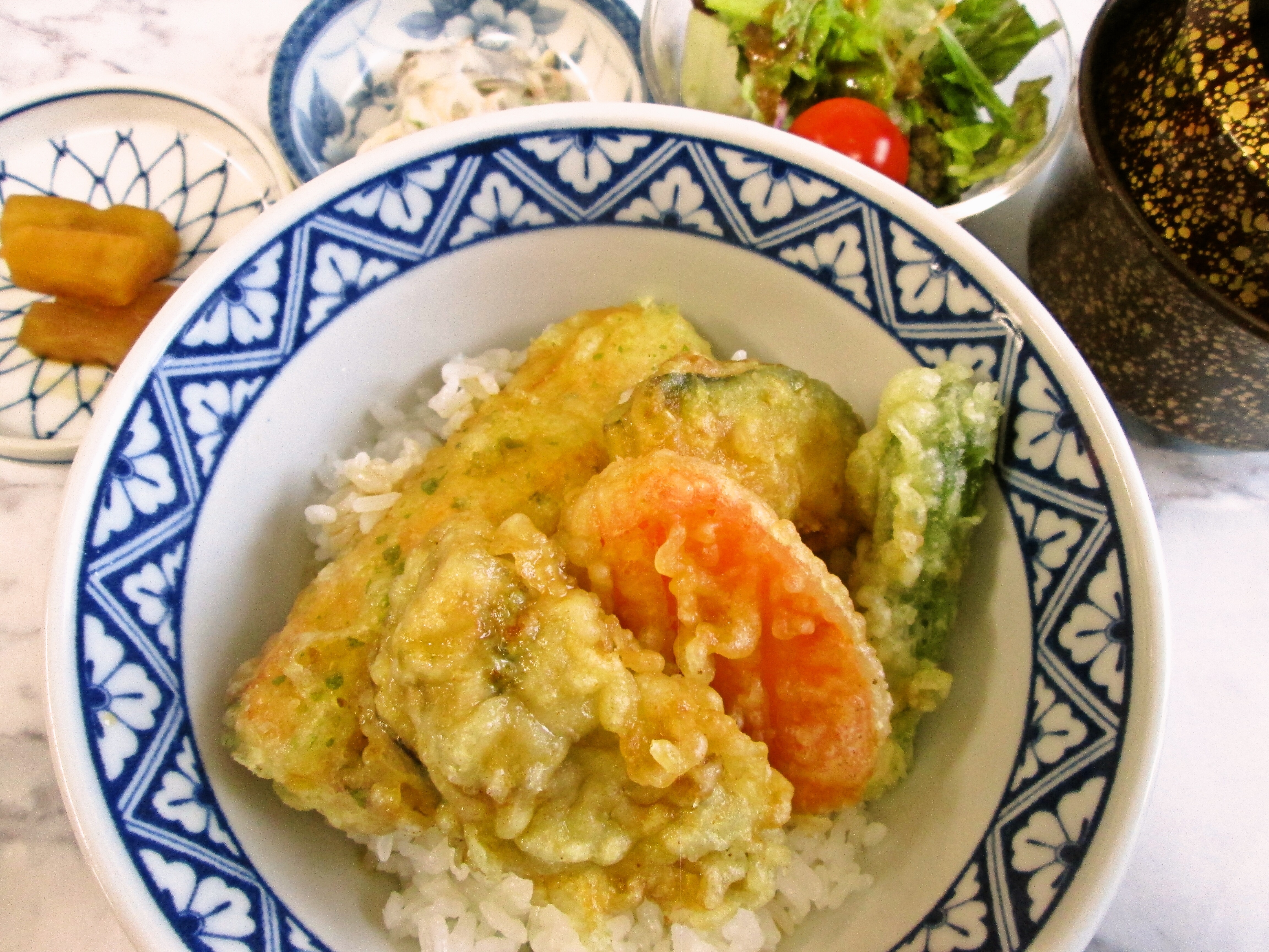 岡山産邑久牡蠣、南瓜と挽肉の挟み揚げ、ちくわ天丼《讃岐白味噌汁》