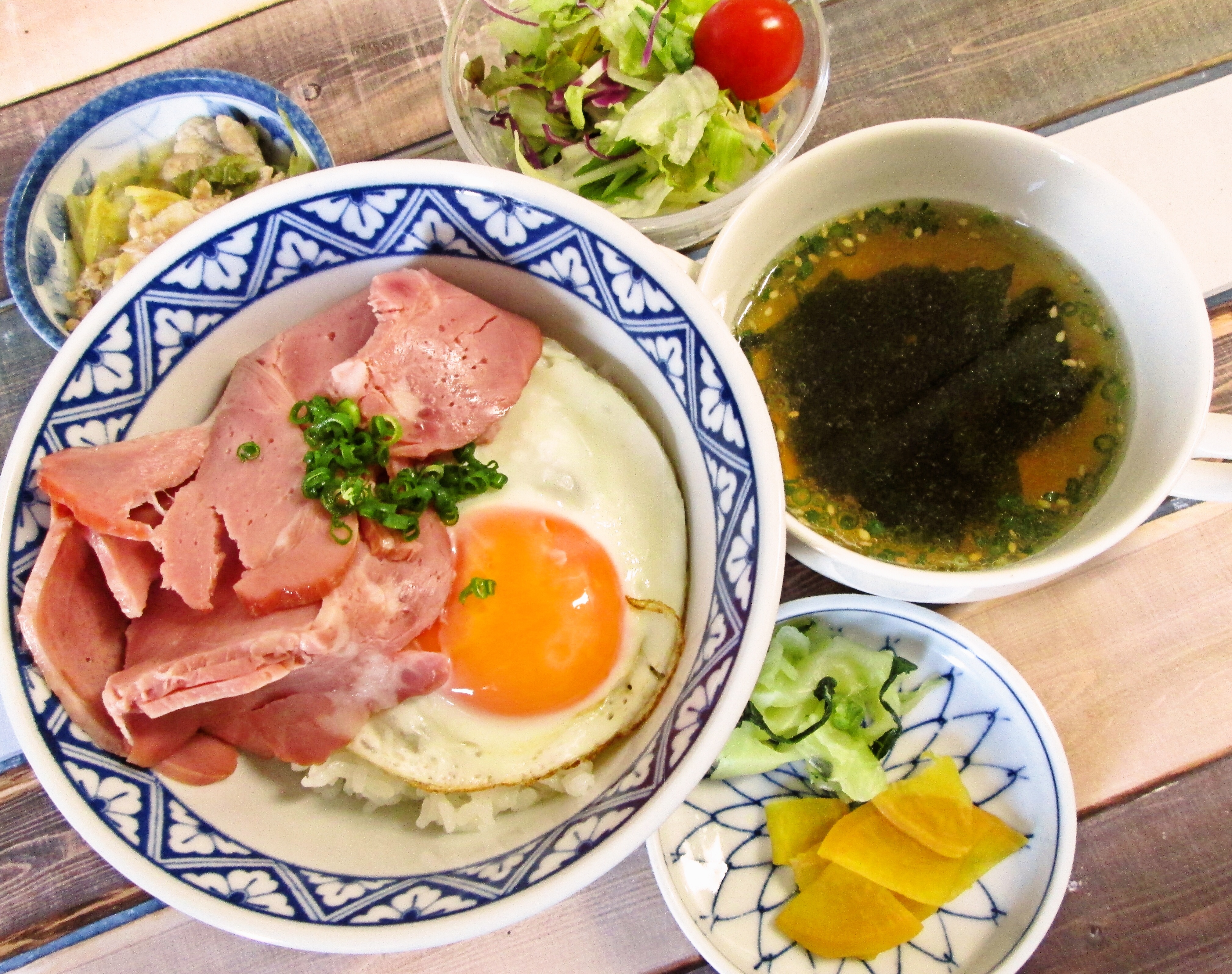 焼き豚オリーブ玉子飯《ワカメスープ》