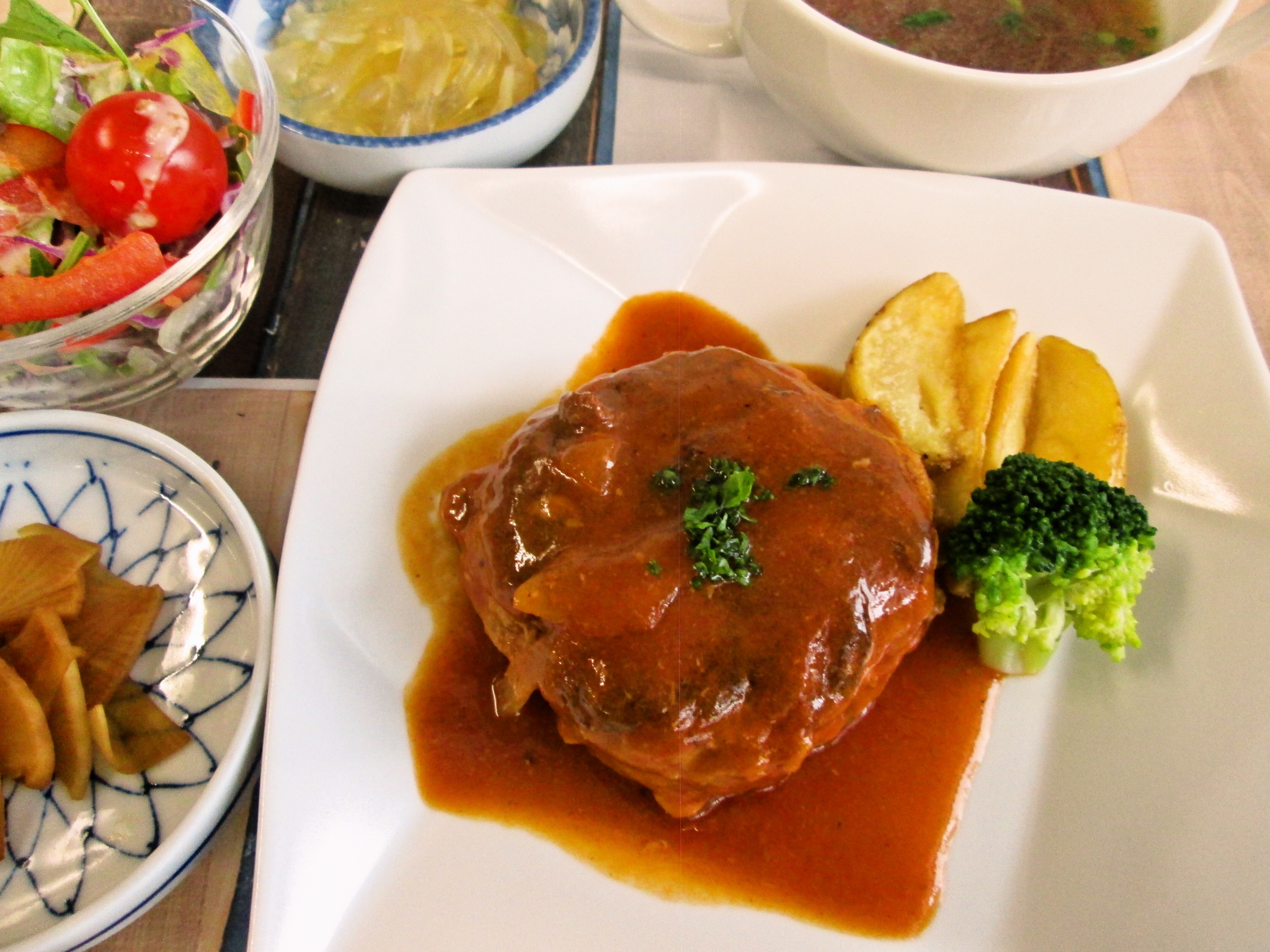 オリーブ豚ハンバーグ トマト煮込み《オニオンスープ》