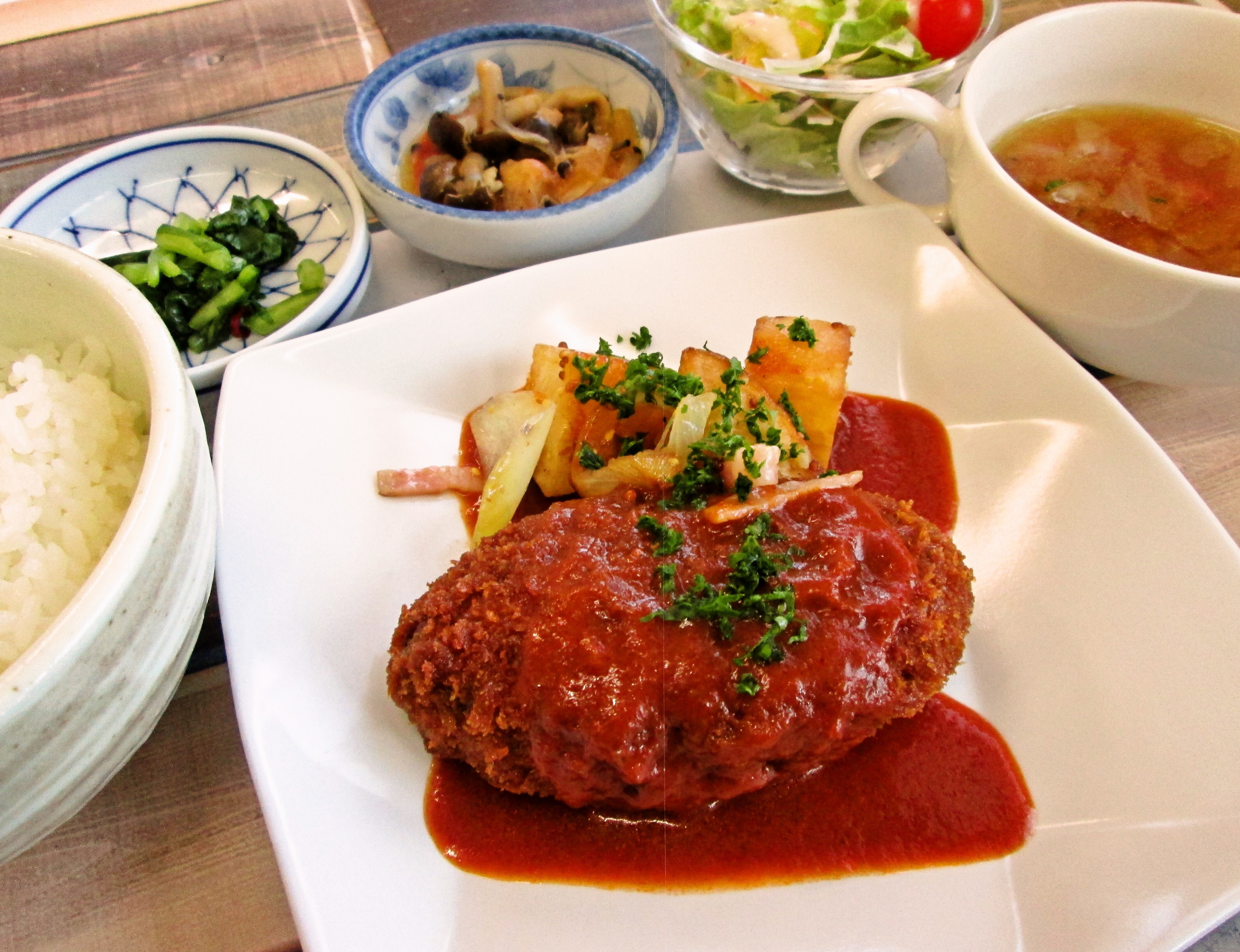 メンチカツ＆ジャーマンポテト トマトソース《野菜のブイヨンスープ》
