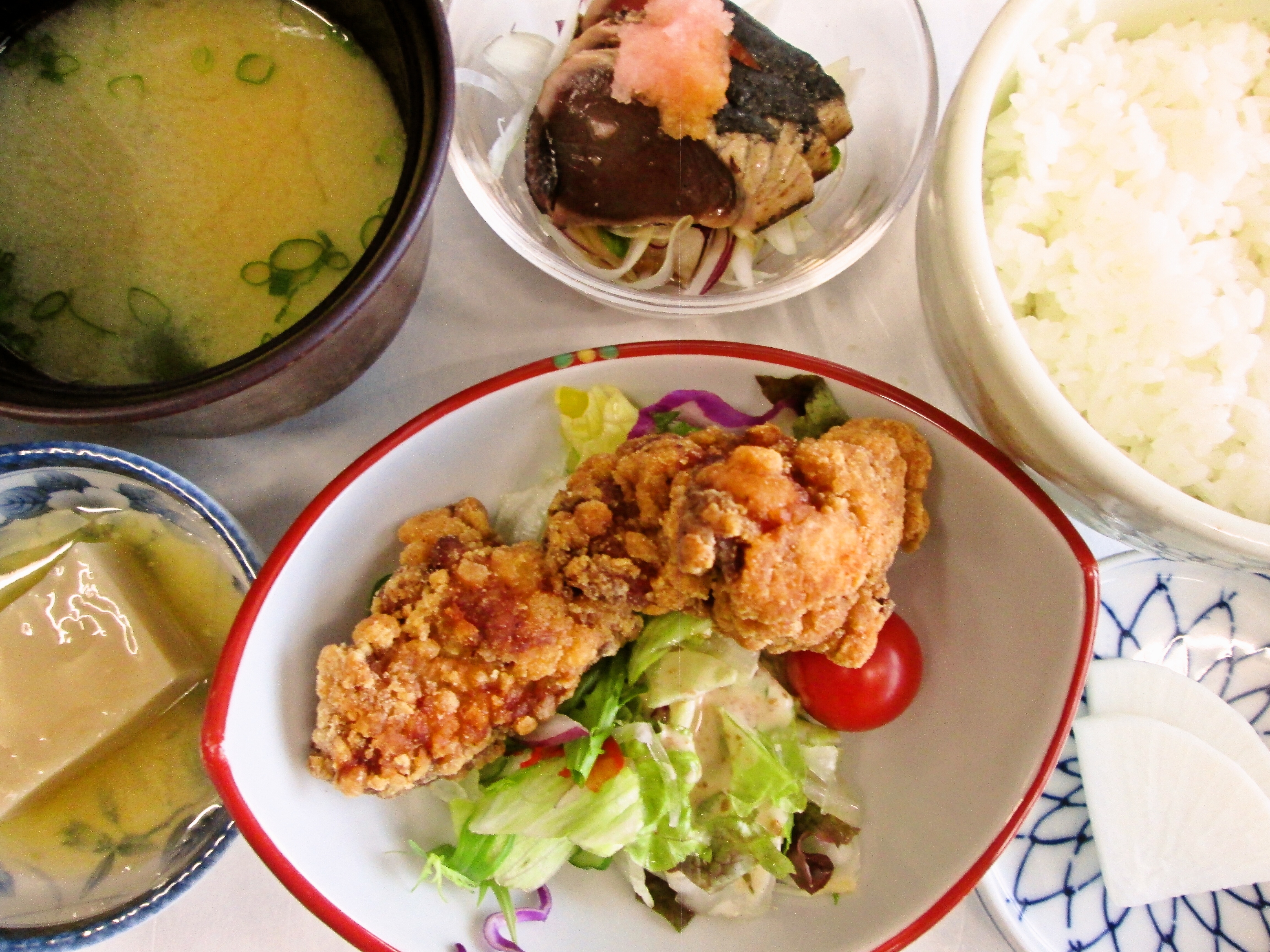 藁焼き鰹のタタキと若鶏竜田揚げ 《豆腐の味噌汁》