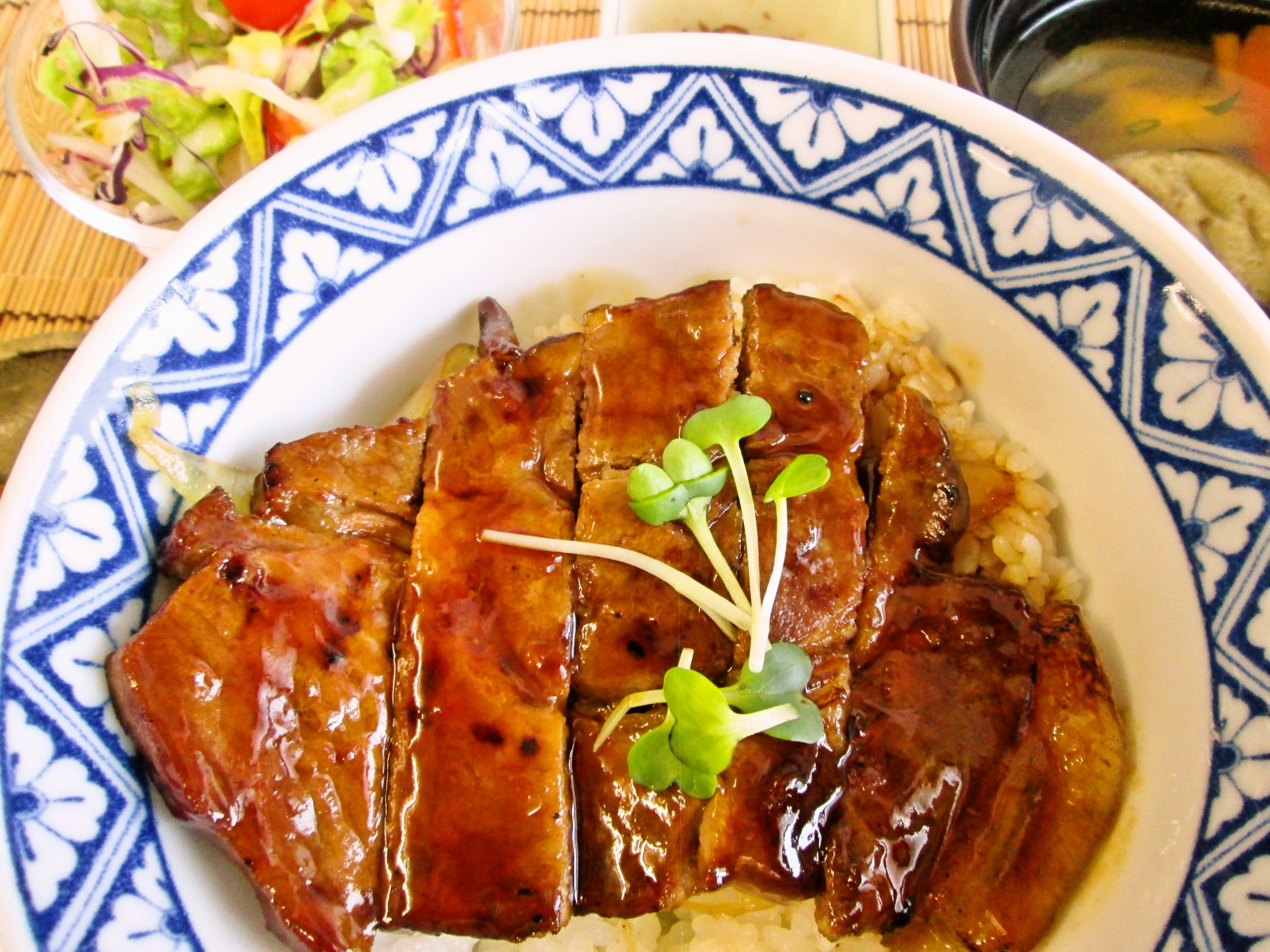 十 勝 風 豚 丼《けんちん汁》