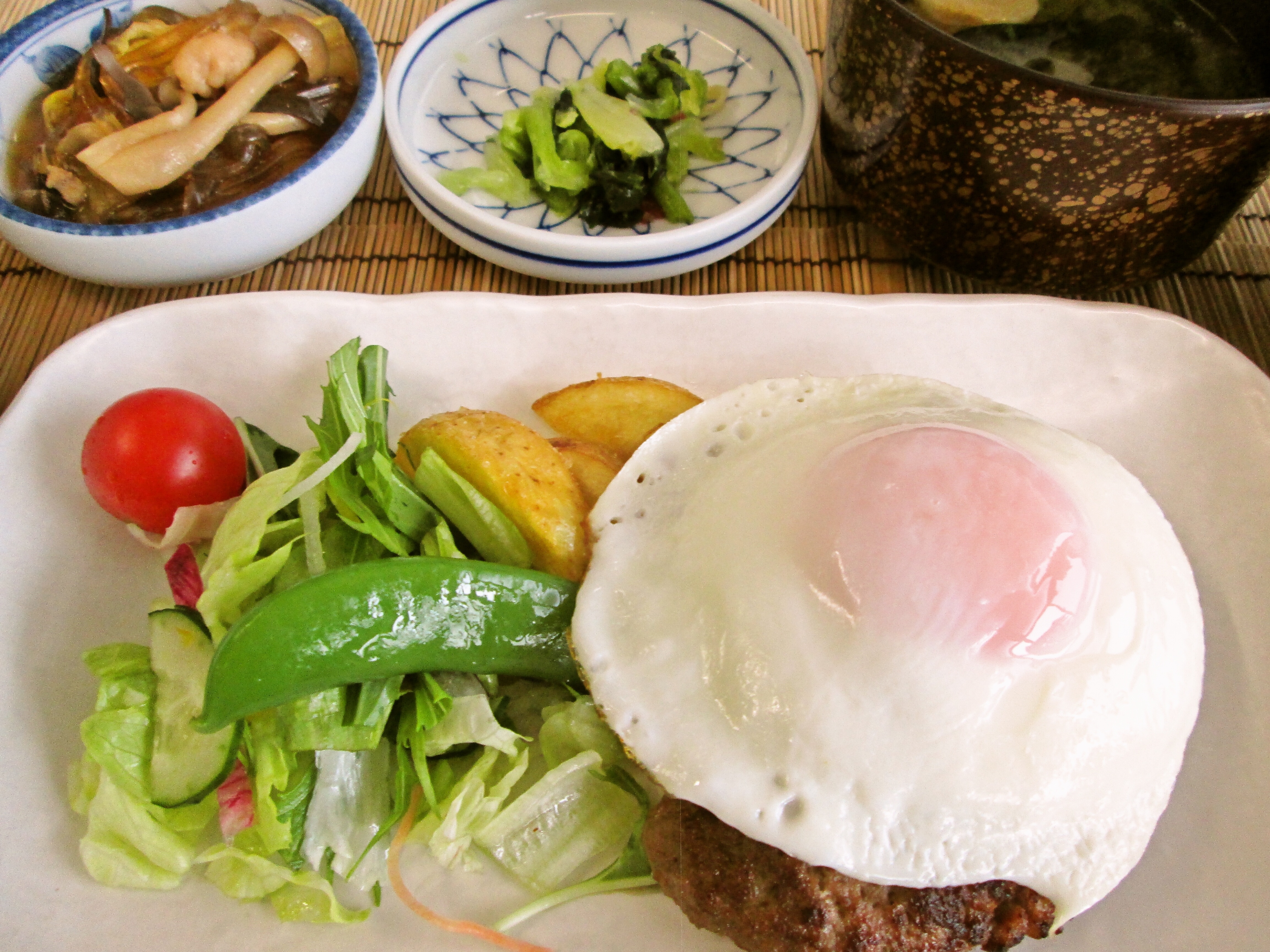 オリーブ卵目玉焼きハンバーグ 照り焼きソース 《讃岐粒味噌汁》