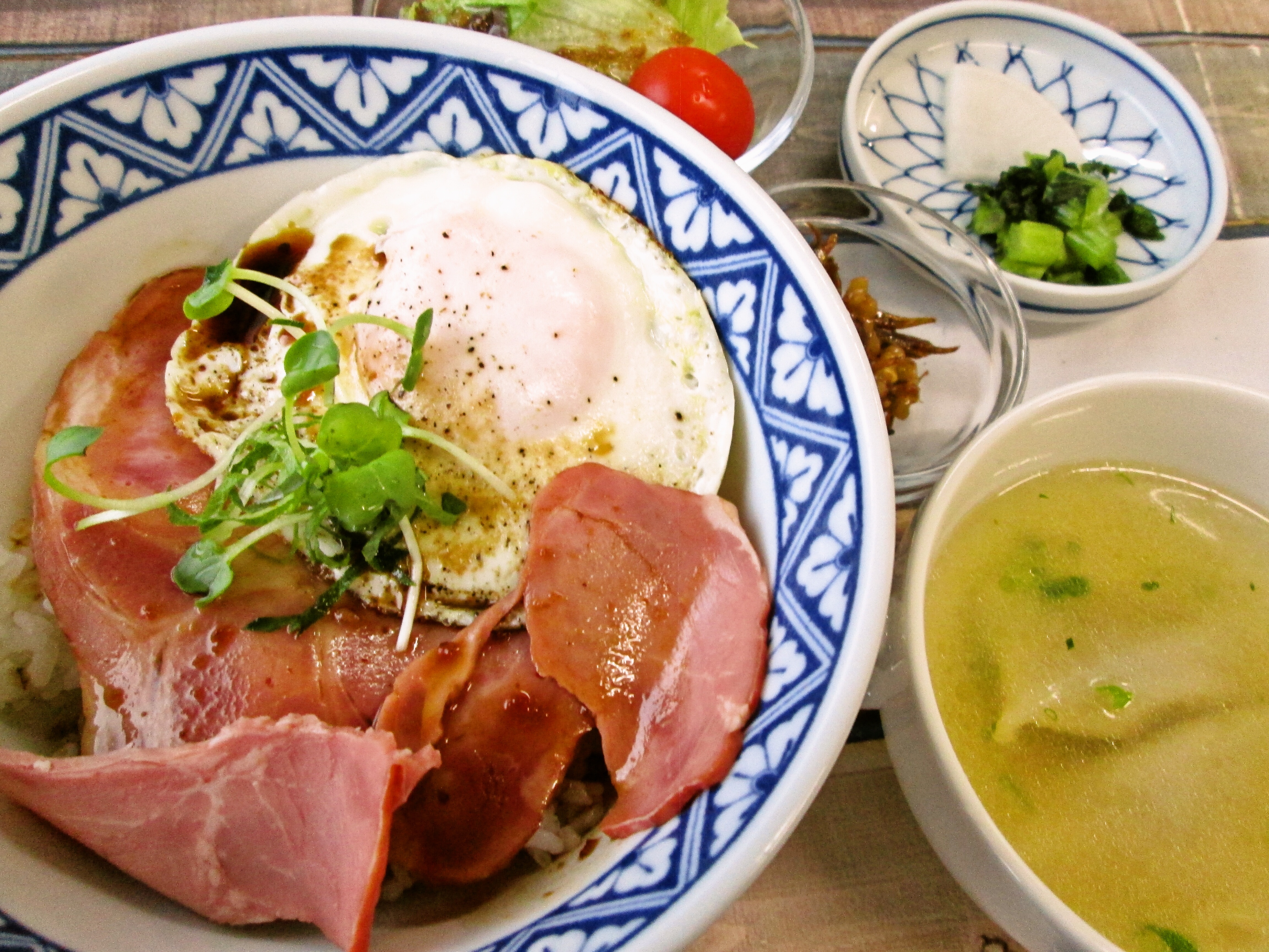 焼豚オリーブ玉子飯≪スープ水餃子≫