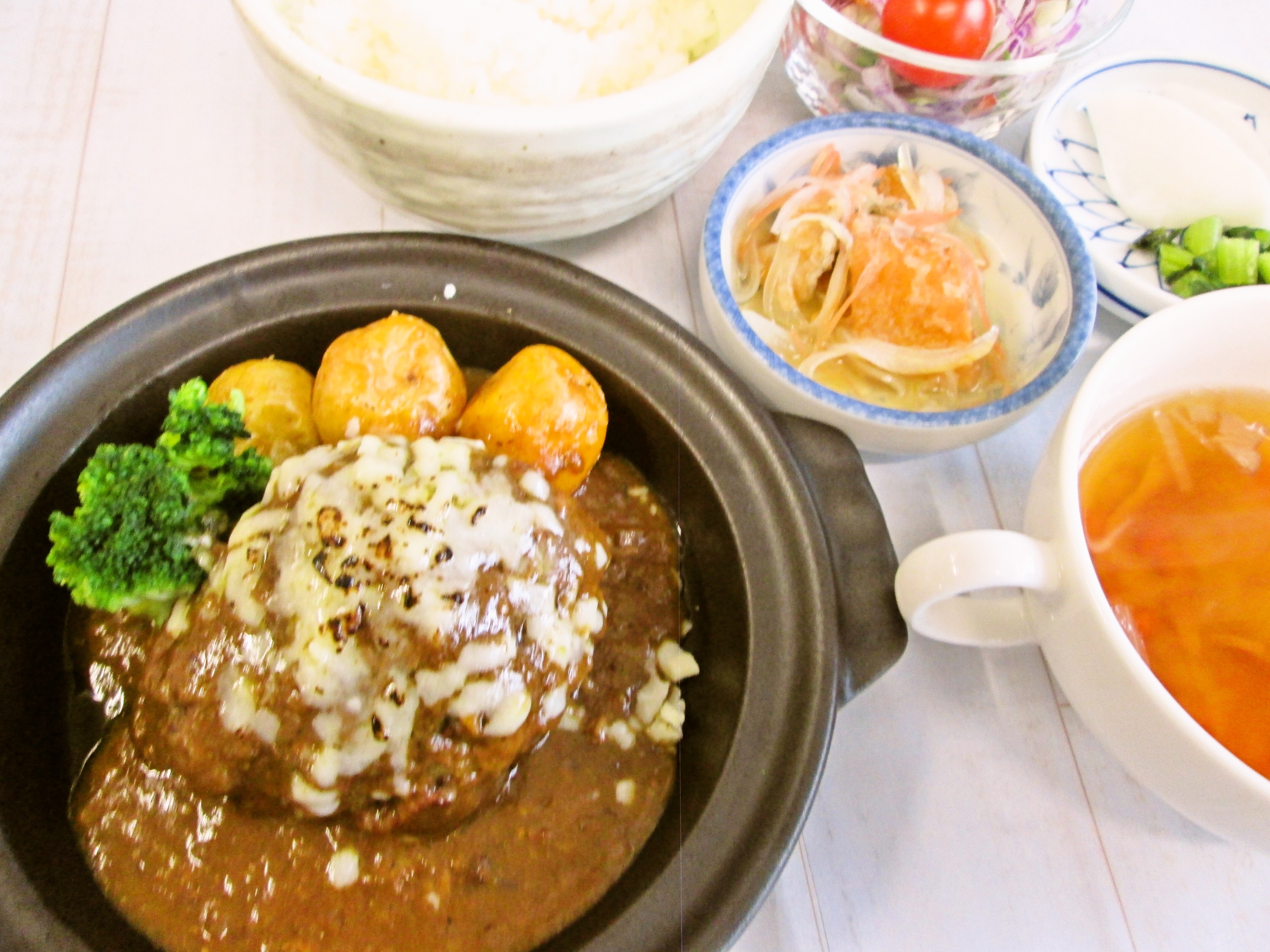 手捏ねハンバーグ焼カレー《野菜のブイヨンスープ》