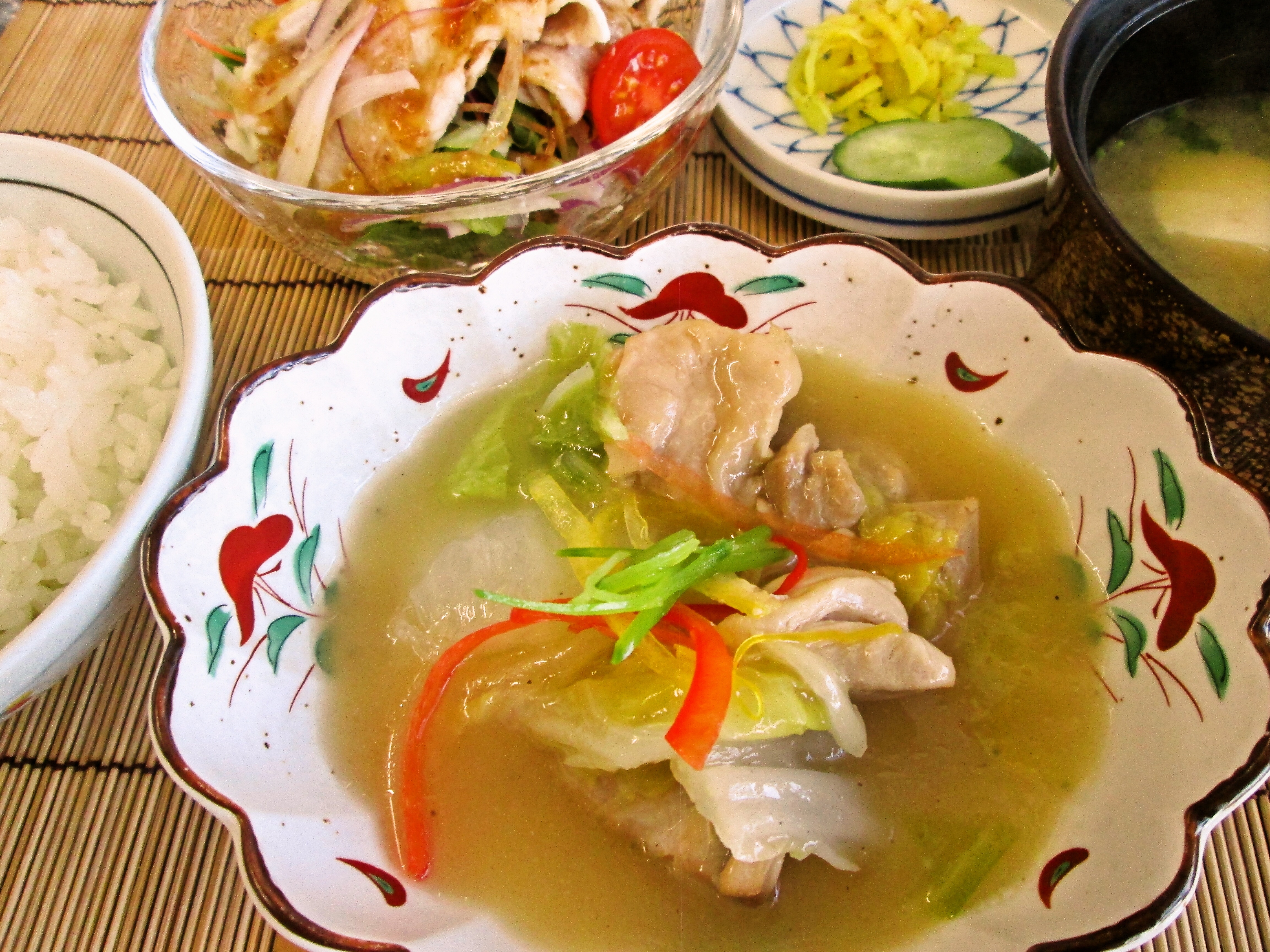 若鶏と白菜の白湯煮 　《豆腐の味噌汁》