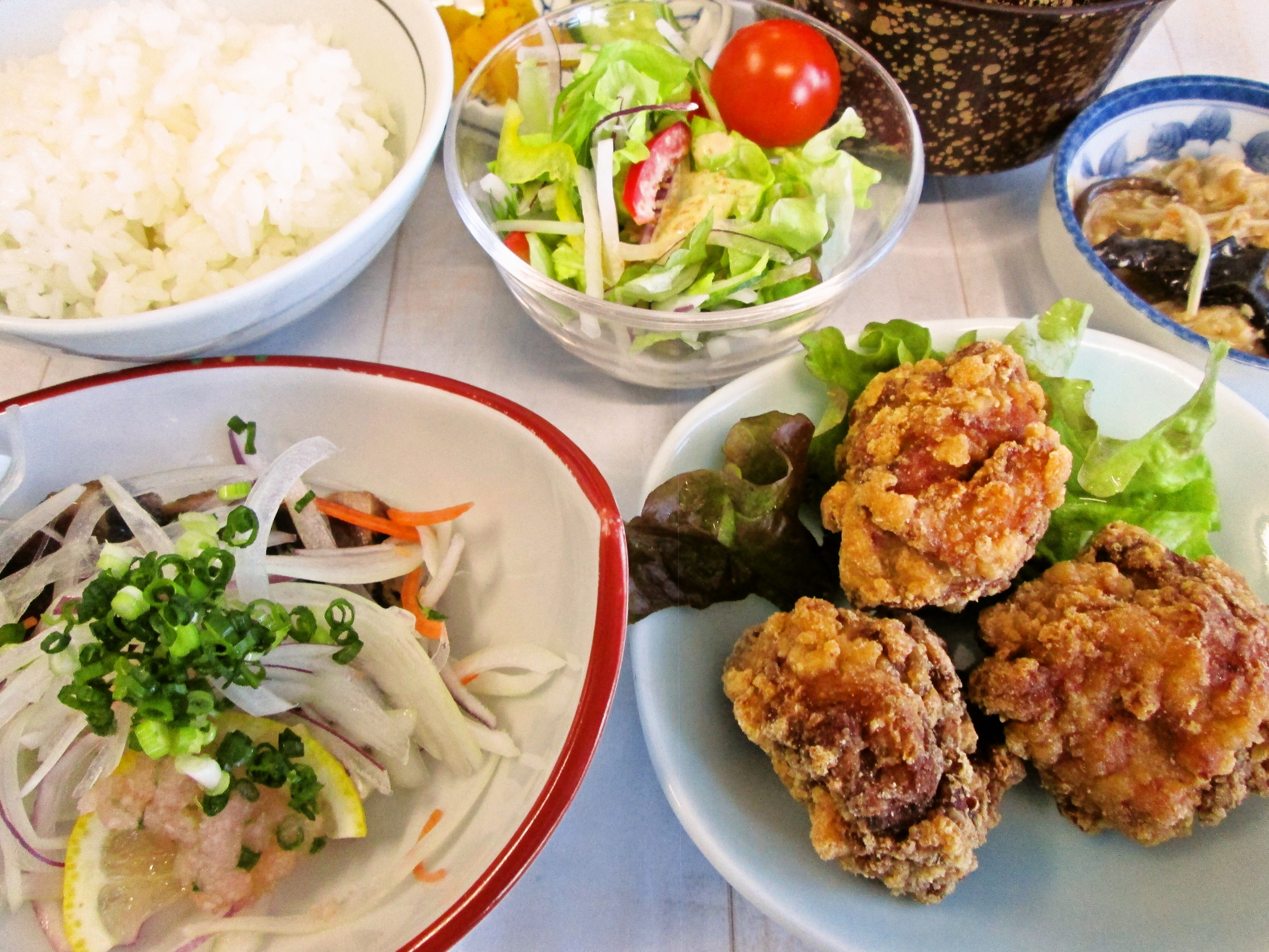 藁焼き鰹のタタキと若鶏竜田揚げ《粕汁》