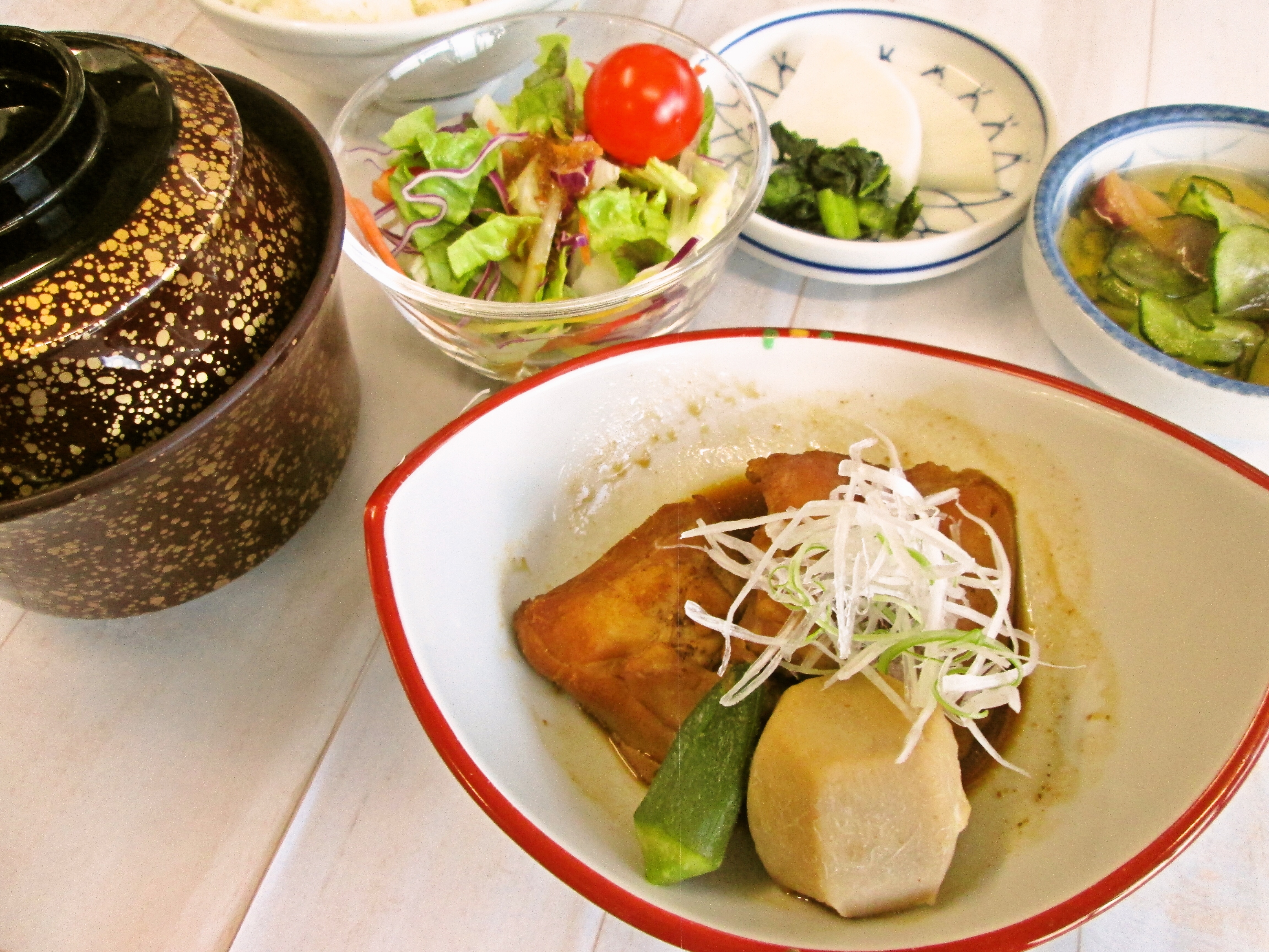 鶏肉と里芋の味噌煮《讃岐白味噌汁》