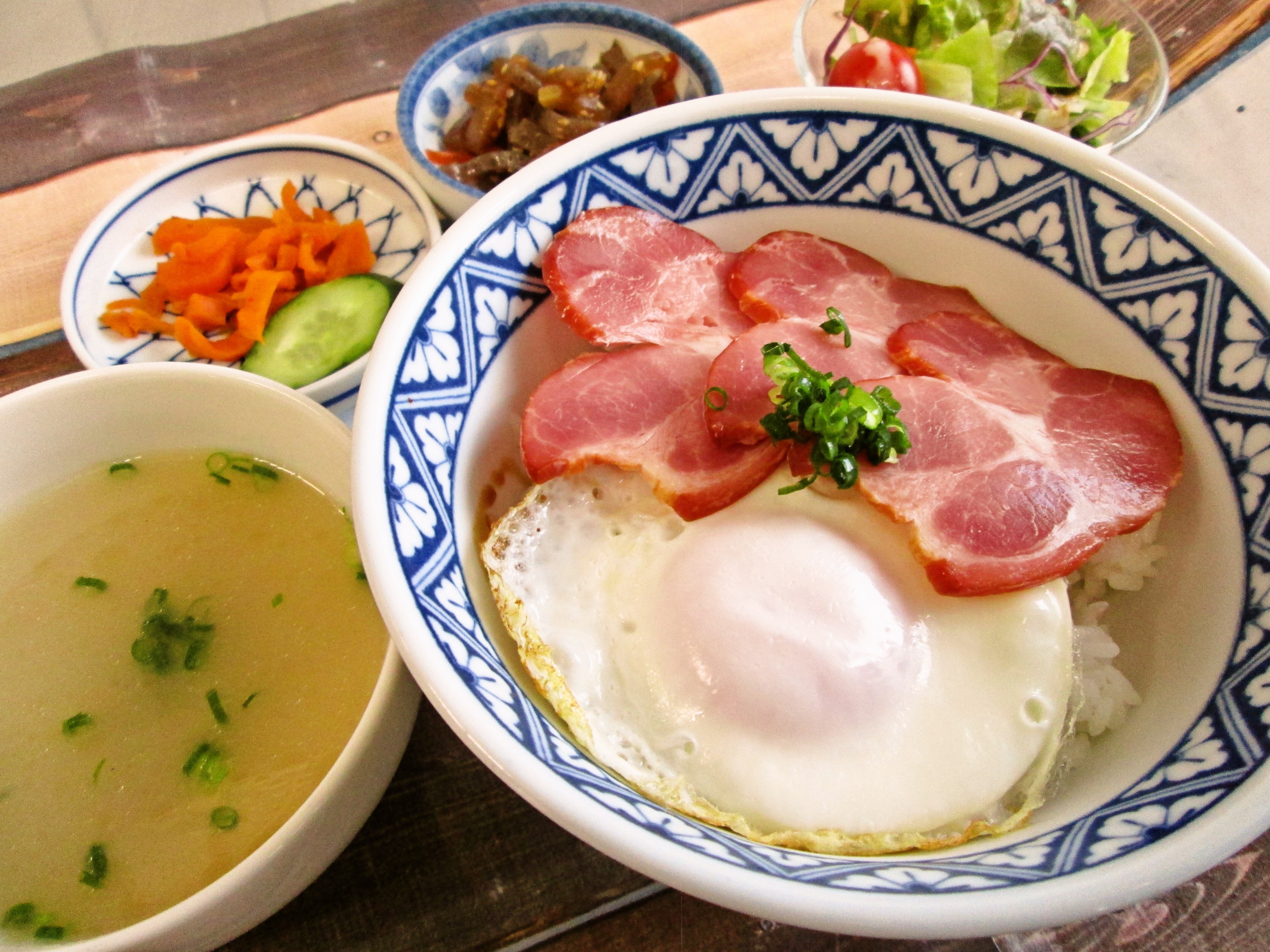 焼豚オリーブ玉子飯《スープ水餃子》