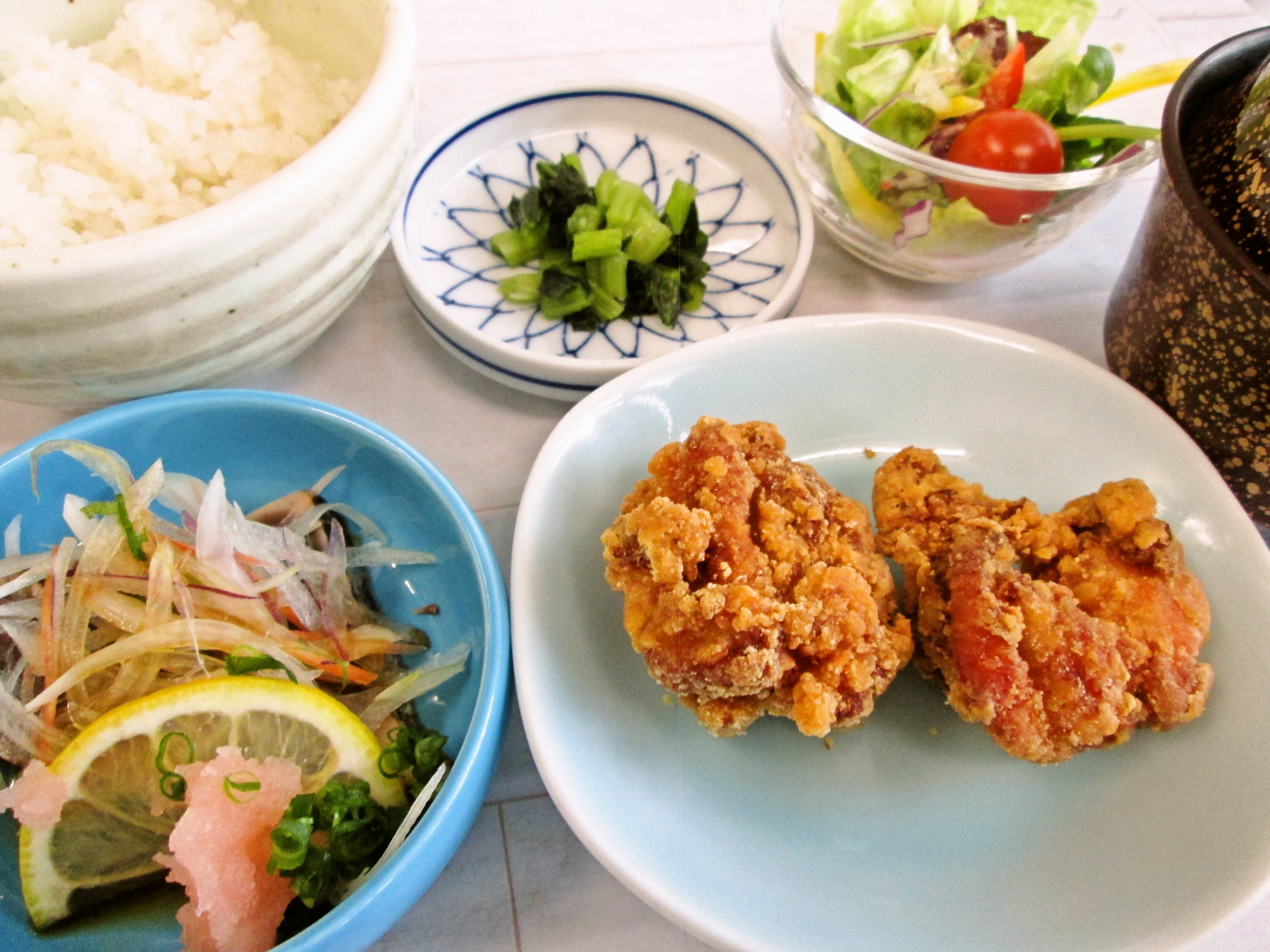 藁焼き鰹のタタキと若鶏竜田揚げ《赤出汁》