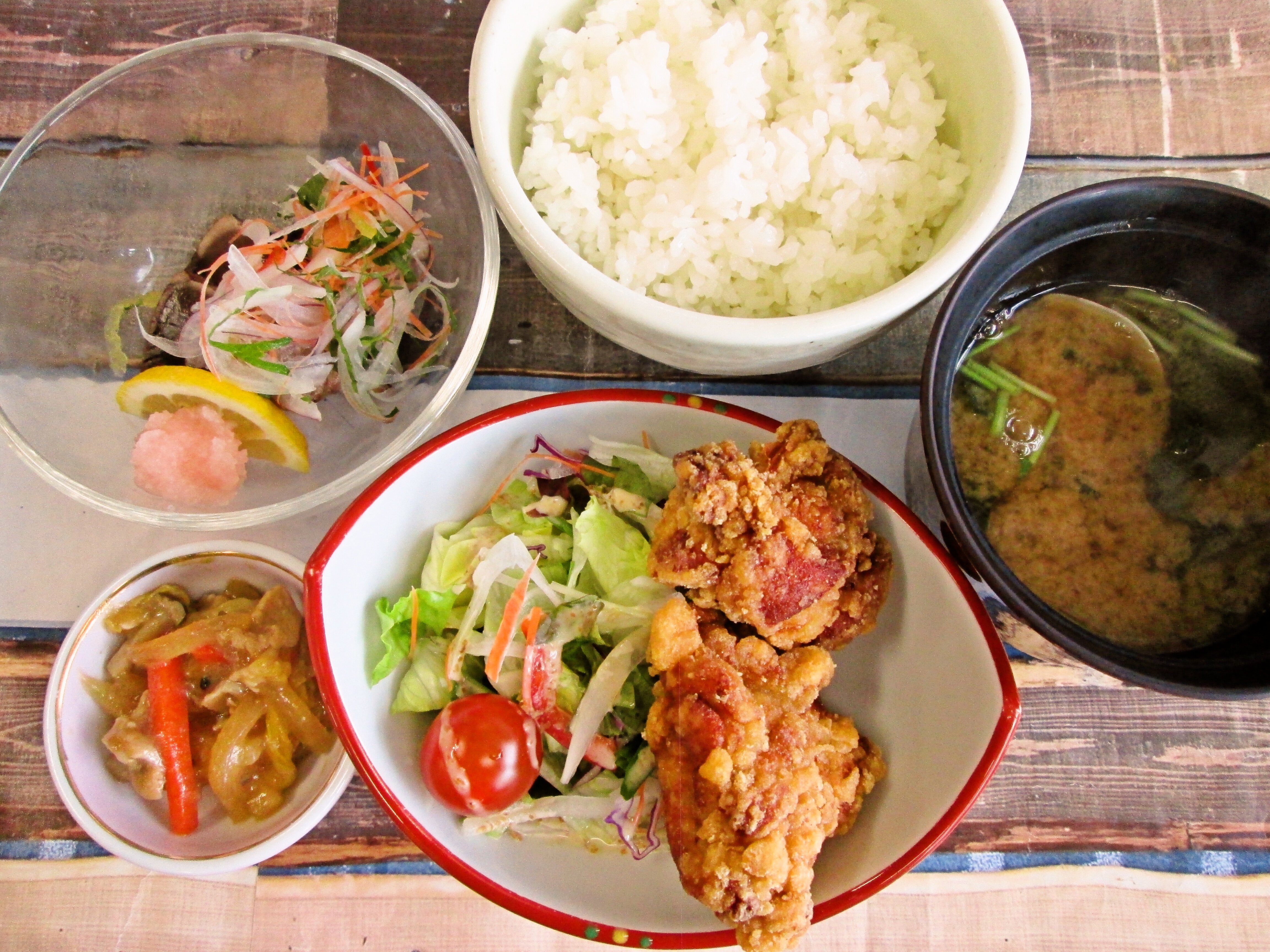 藁焼き鰹のタタキと若鶏竜田揚げ《アサリの味噌汁》