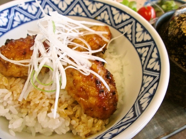 特製鶏なんこつつくね丼《豚汁》