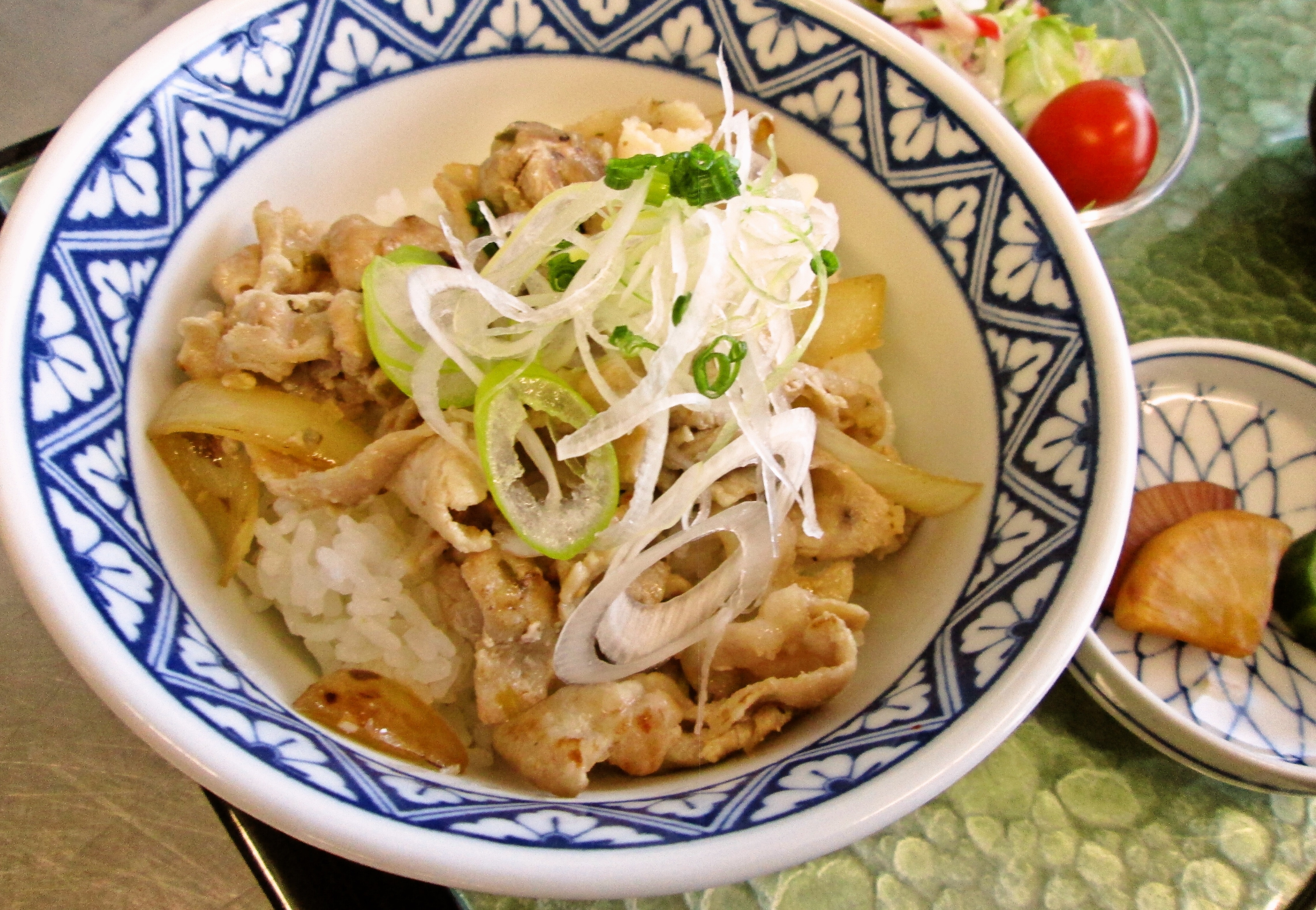 葱塩麹豚カルビ丼《とろろの吸物》