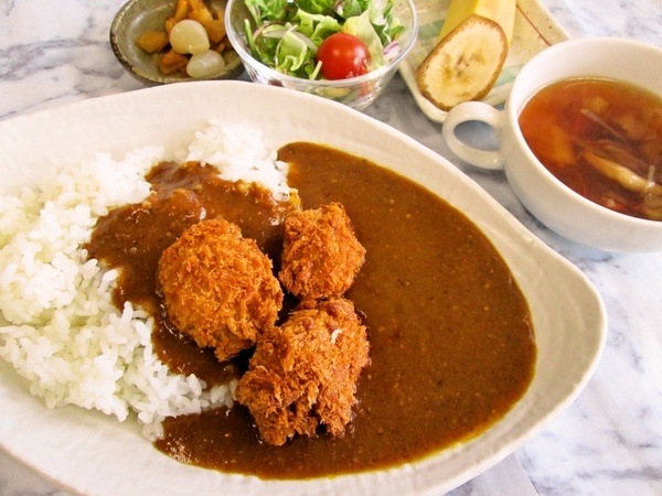 三元豚ヒレカツカレー《野菜のブイヨンスープ》