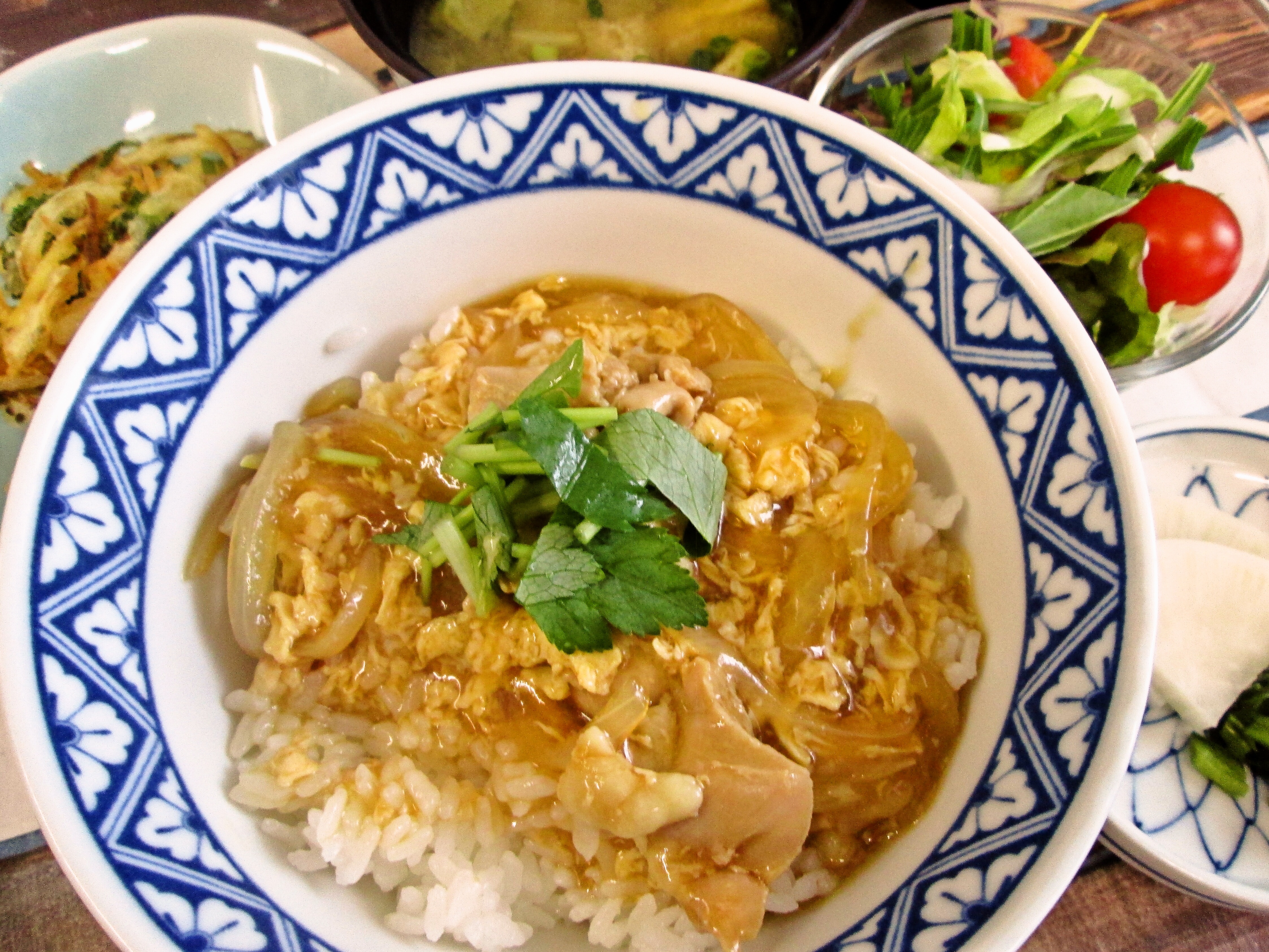 オリーブ玉子親子丼《白菜の味噌汁》