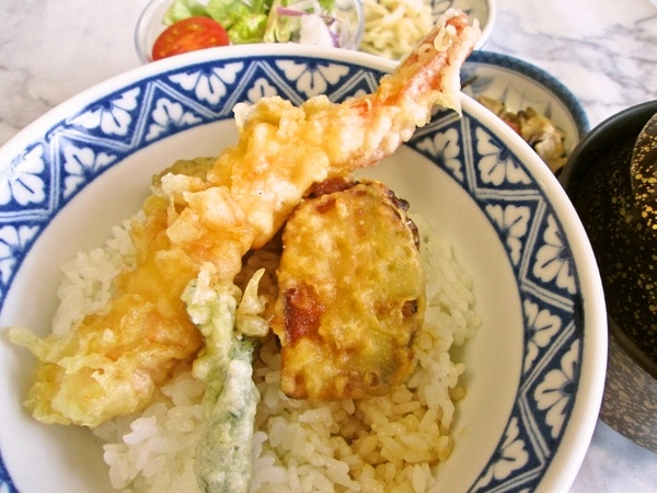 大海老、たらの芽、ちくわ天丼《大根とあげの味噌汁》