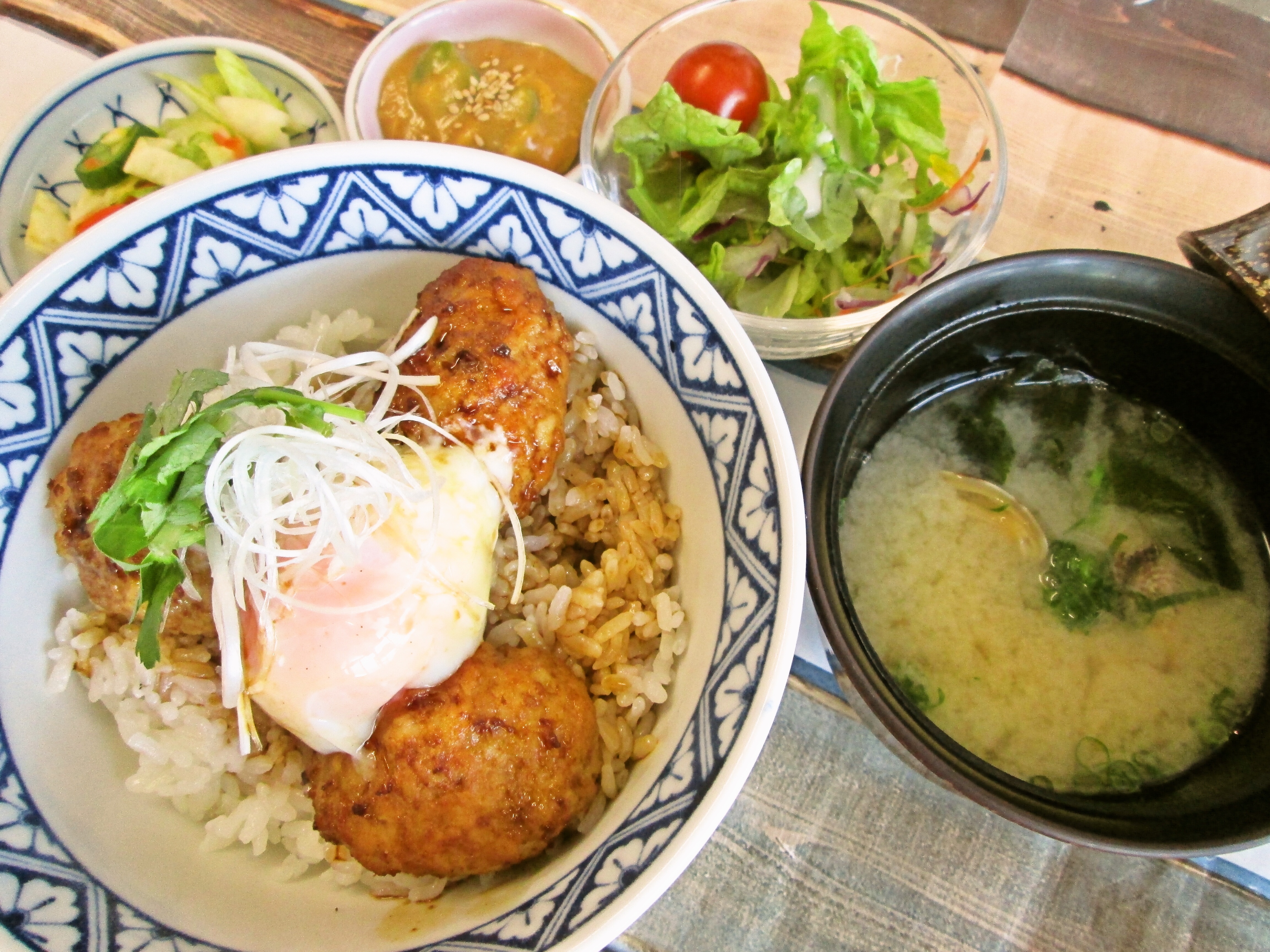 特製軟骨つくね丼　温玉添え《アサリの味噌汁》