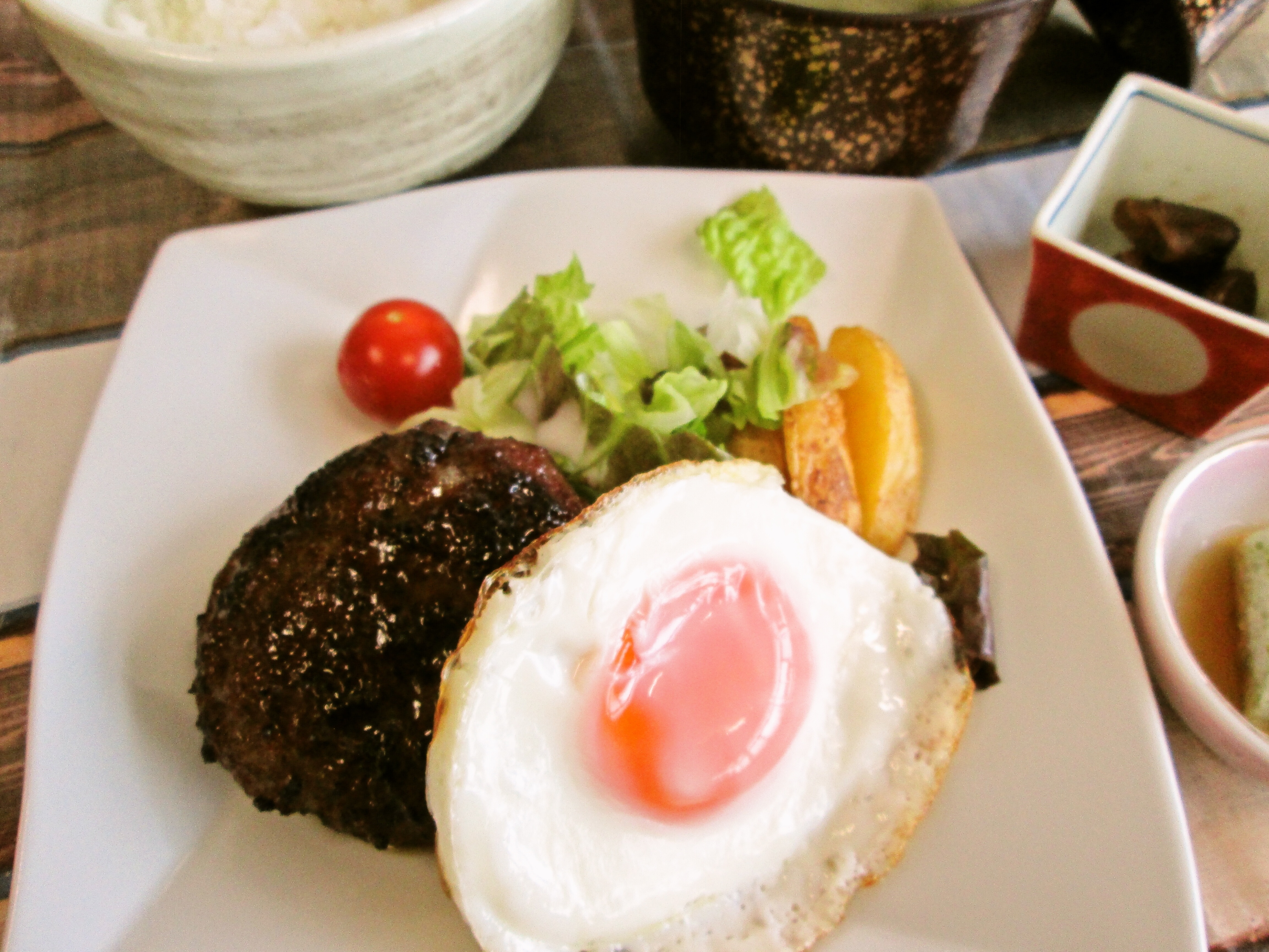 手捏ねハンバーグ　照り焼きソース《讃岐麦味噌汁》