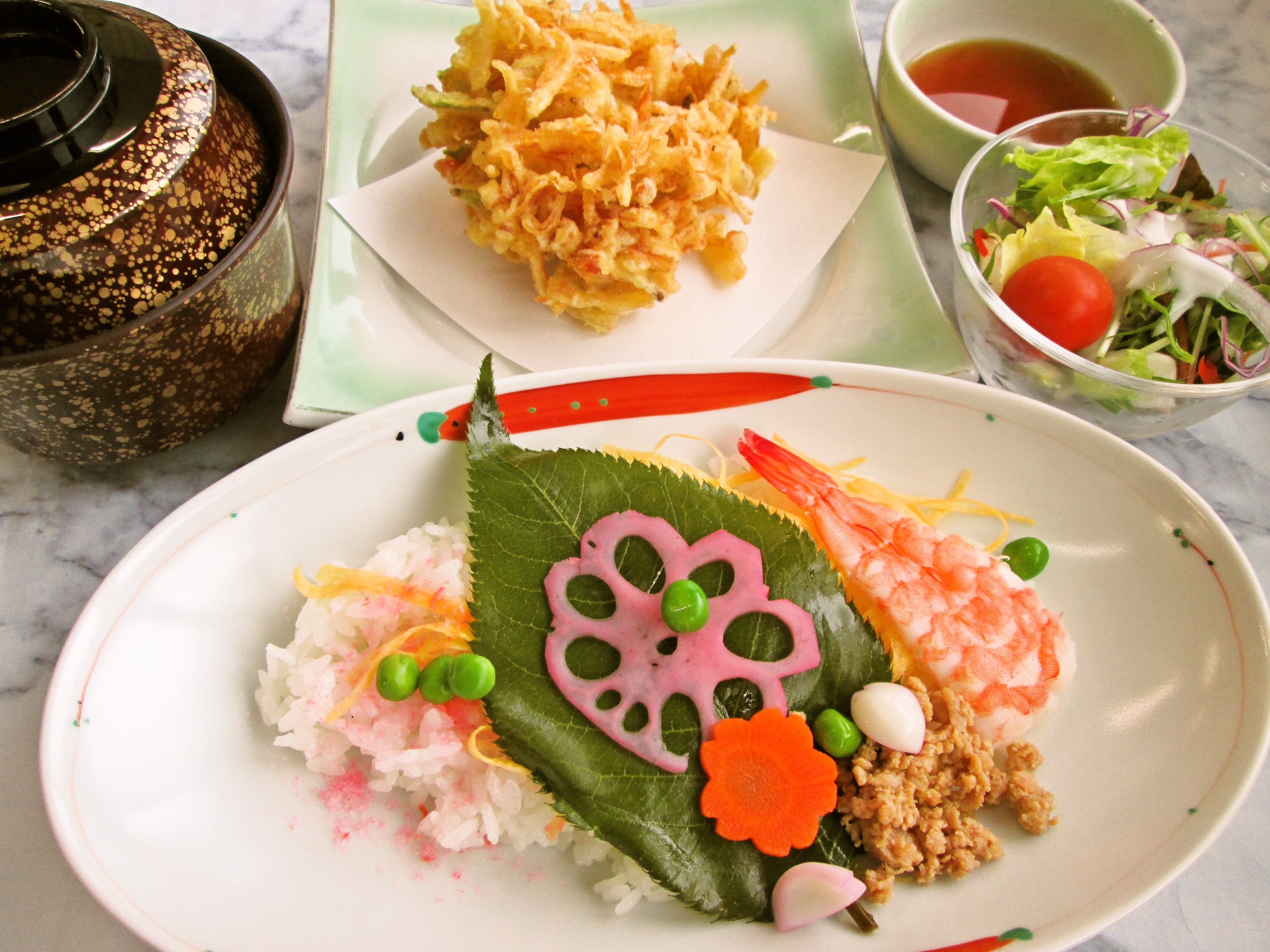 桜ちらし寿司と筍のかき揚げ《島の光そうめん汁》