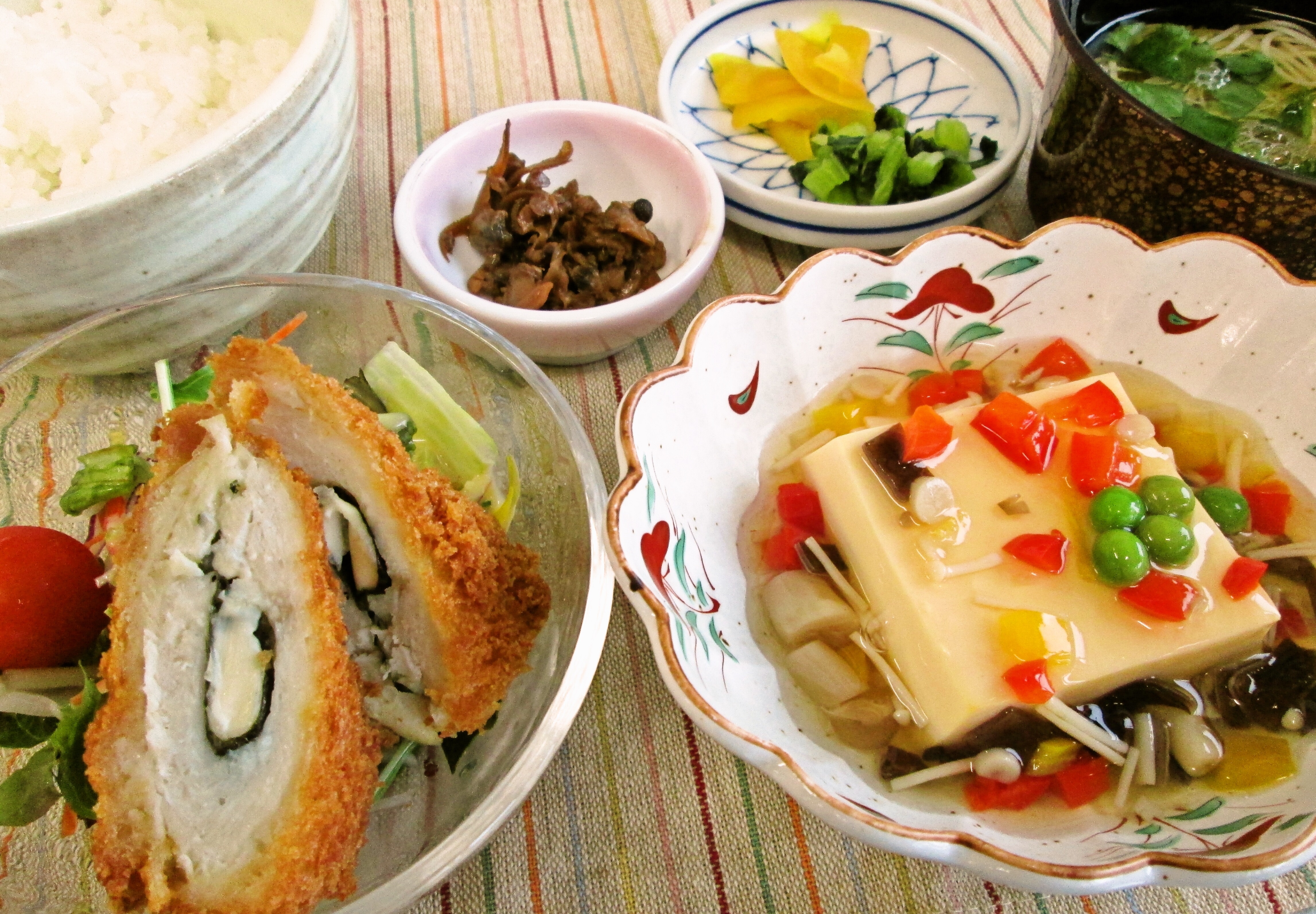オリーブ玉子豆腐の五目あんかけ＆チキンチーズ大葉巻き《島の光そうめん汁》