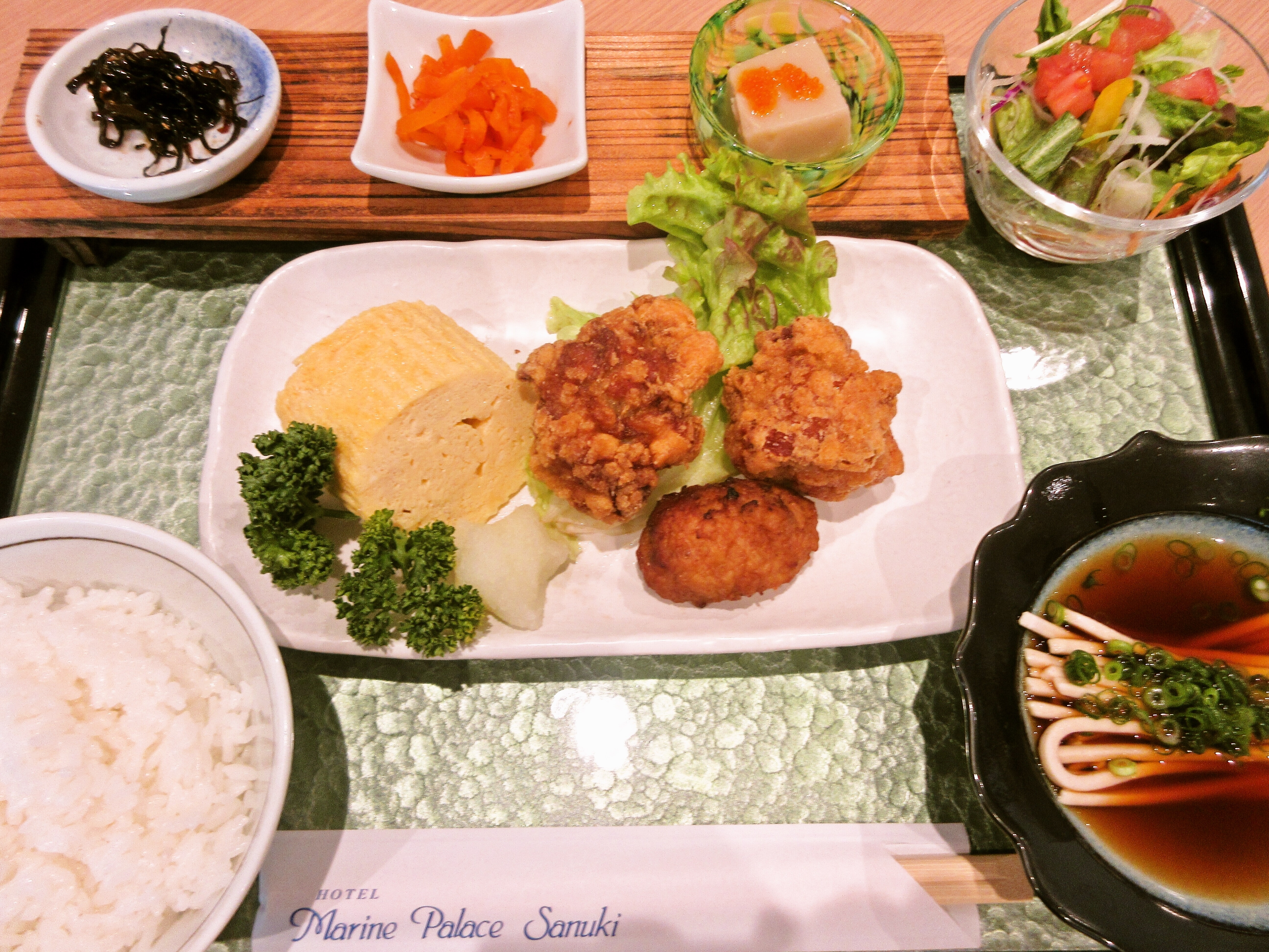 オリーブ卵出汁巻　鶏竜田揚げ　善通寺産ダイシモチうどん