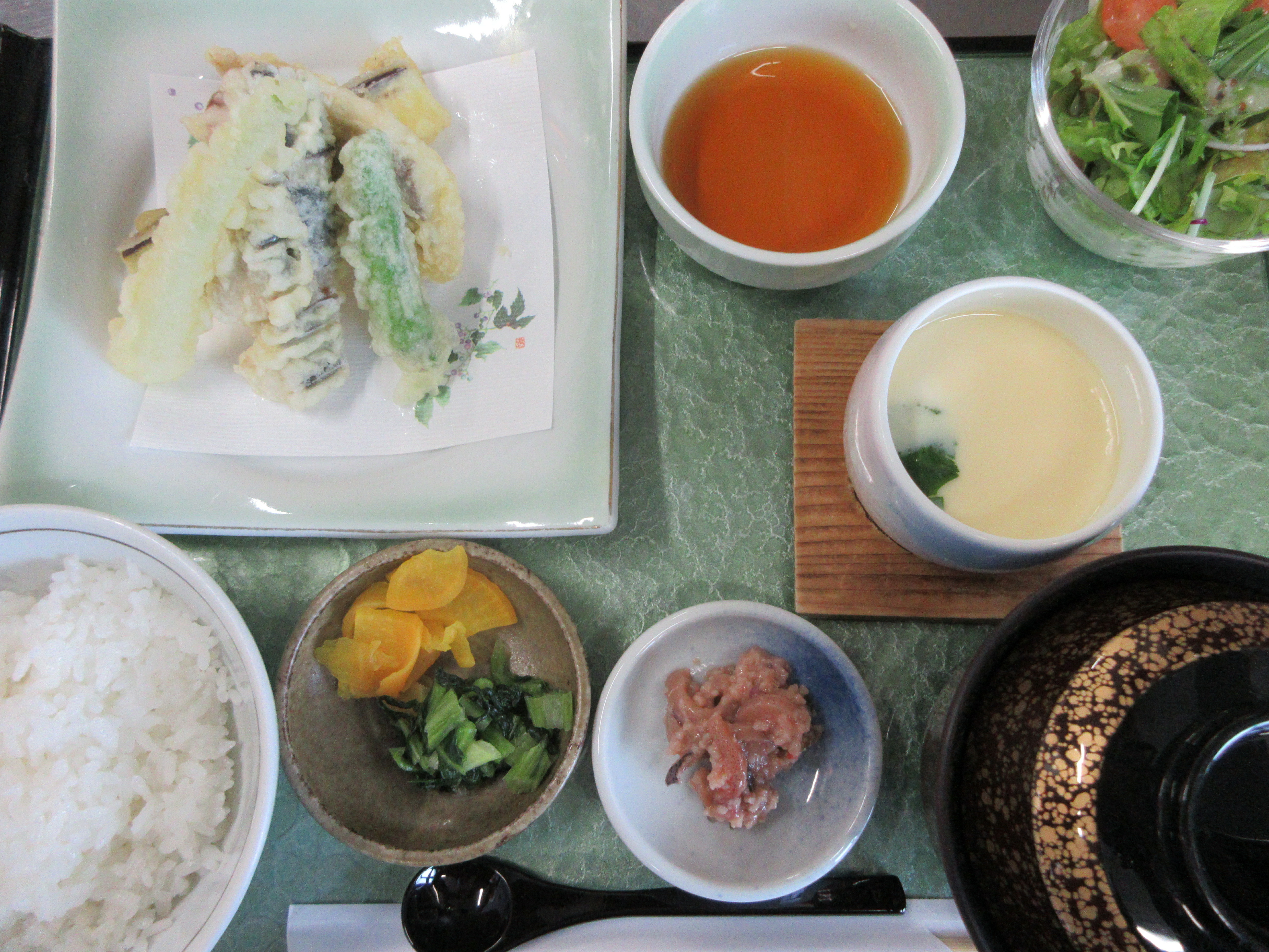 市場直送地魚の天ぷら・オリーブ玉子茶碗蒸し
