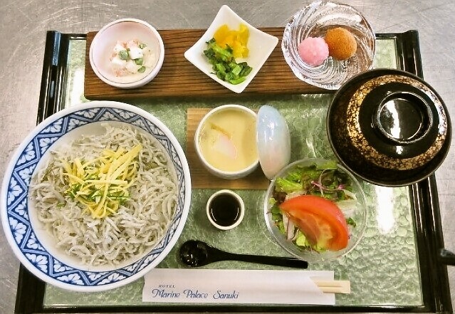 瀬戸の釜揚げしらす丼・オリーブ玉子茶碗蒸し