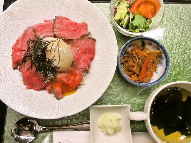 ローストビーフとオリーブ玉子漬丼