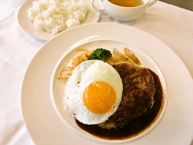 オリーブ玉子目玉焼き手捏ハンバーグ　デミグラスソース