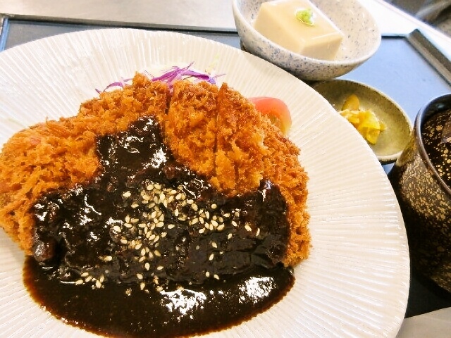 特選生豚ロース手仕込みカツ定食　胡麻味噌だれ