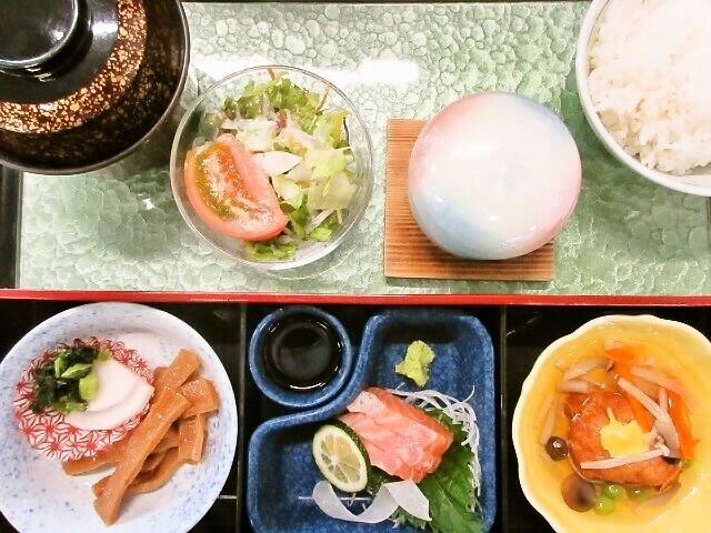 市場直送本日鮮魚のお造り　オリーブ玉子茶碗蒸し