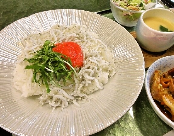 瀬戸の釜揚げしらすと博多明太子丼・オリーブ玉子茶碗蒸し