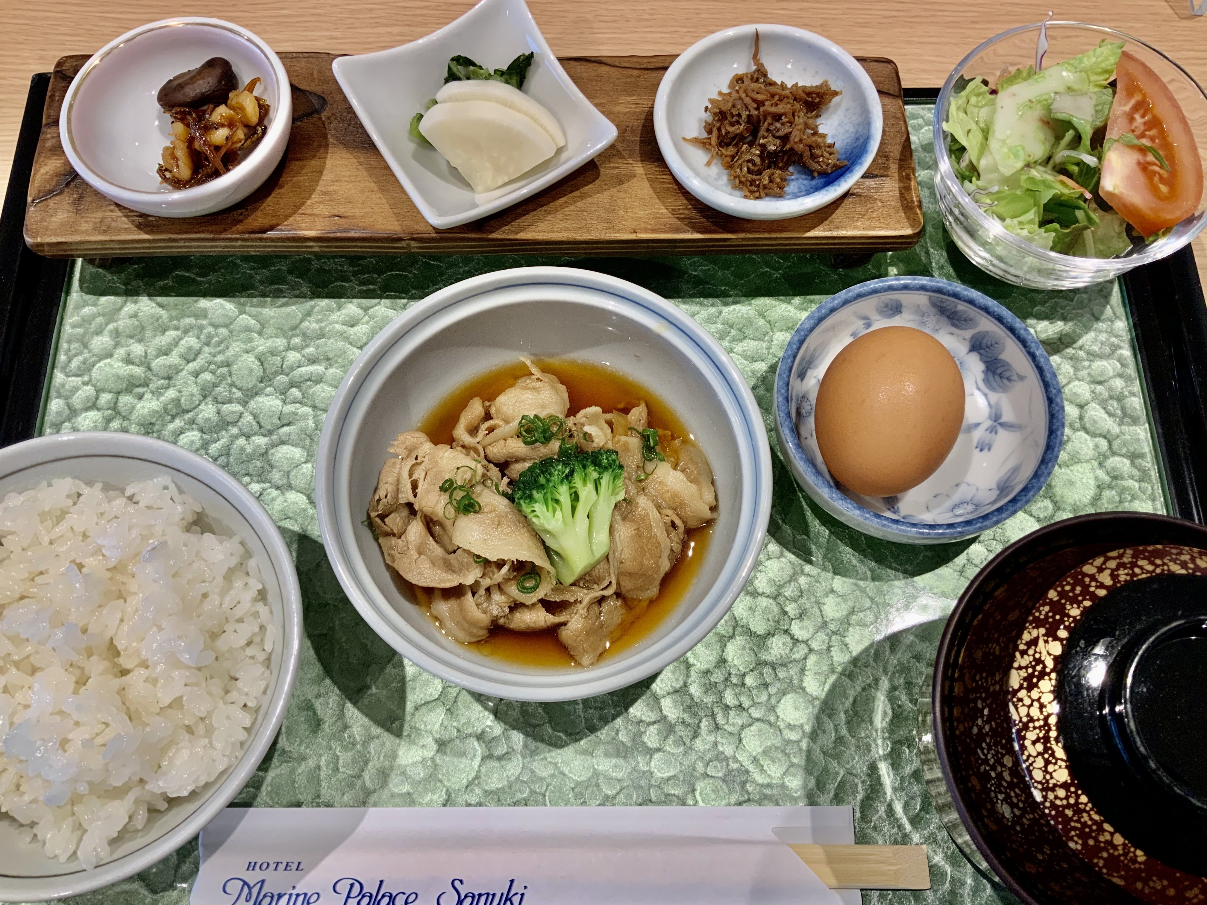 オリーブ豚すき煮　温度玉子添え