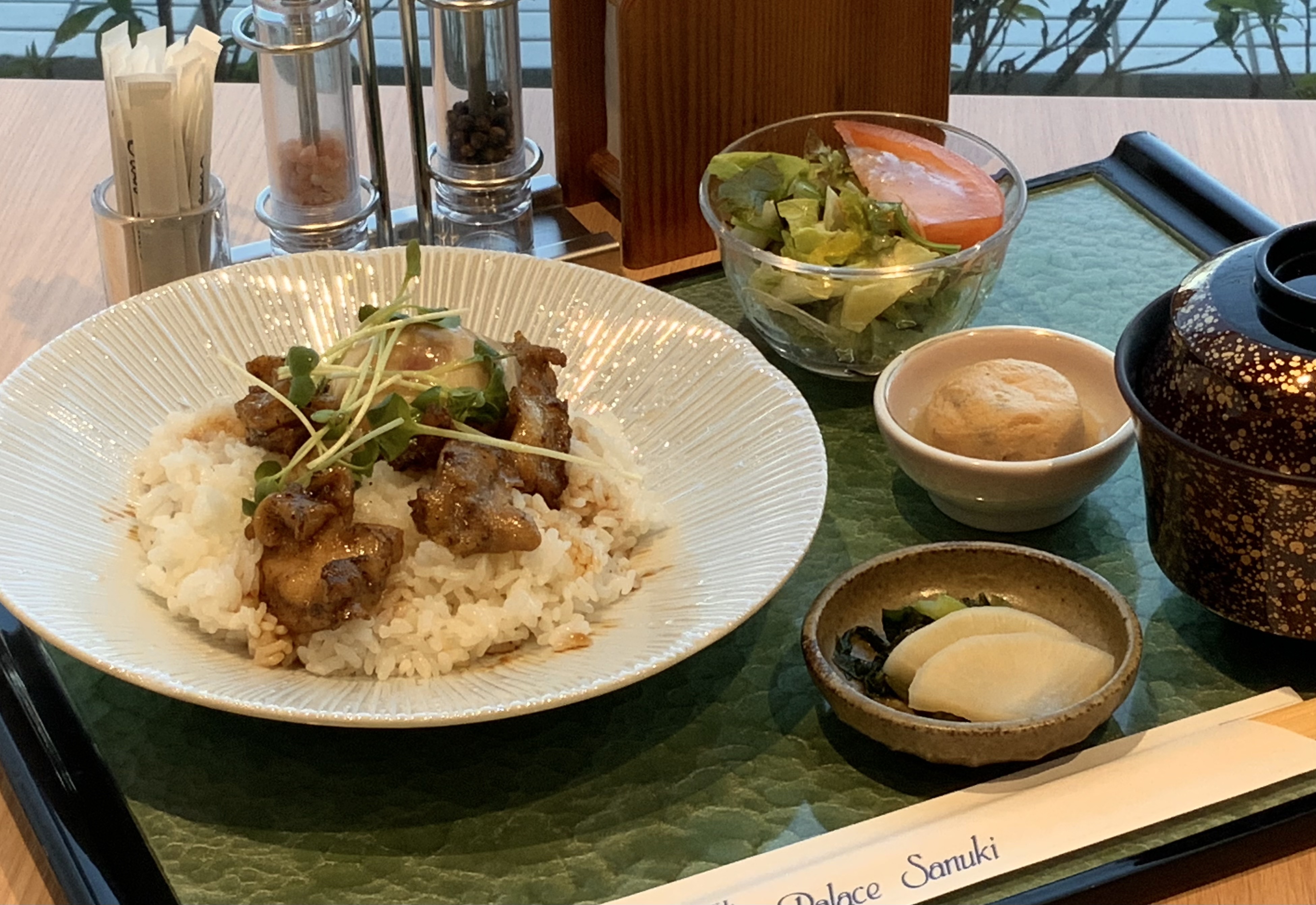 炭焼きチキンと温度玉子漬け丼