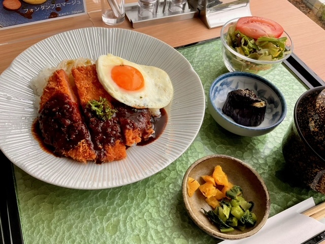特製ソースハムカツ丼　オリーブ玉子目玉焼き添え