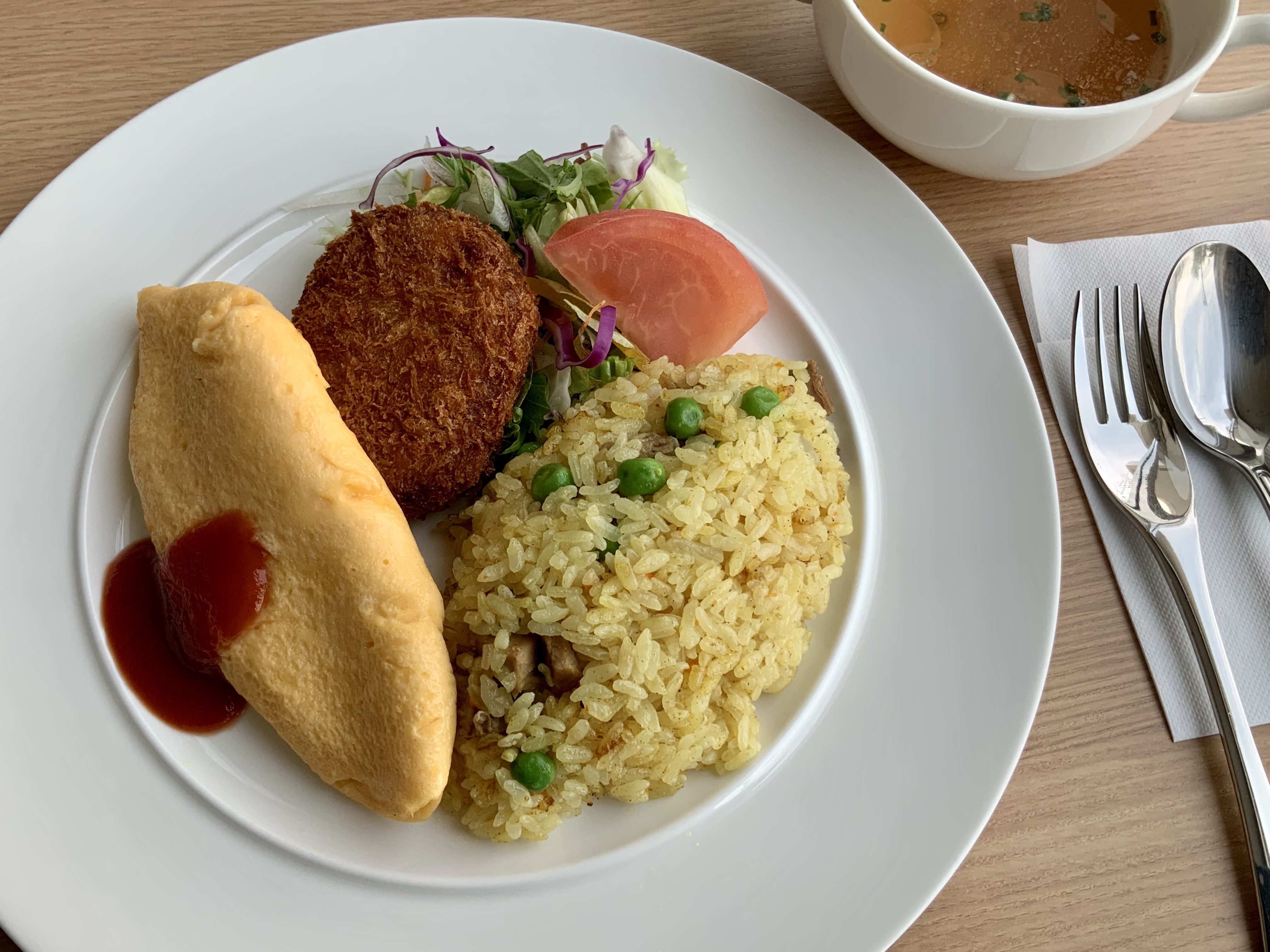 オリーブ玉子のオムレツ＆カレーピラフ