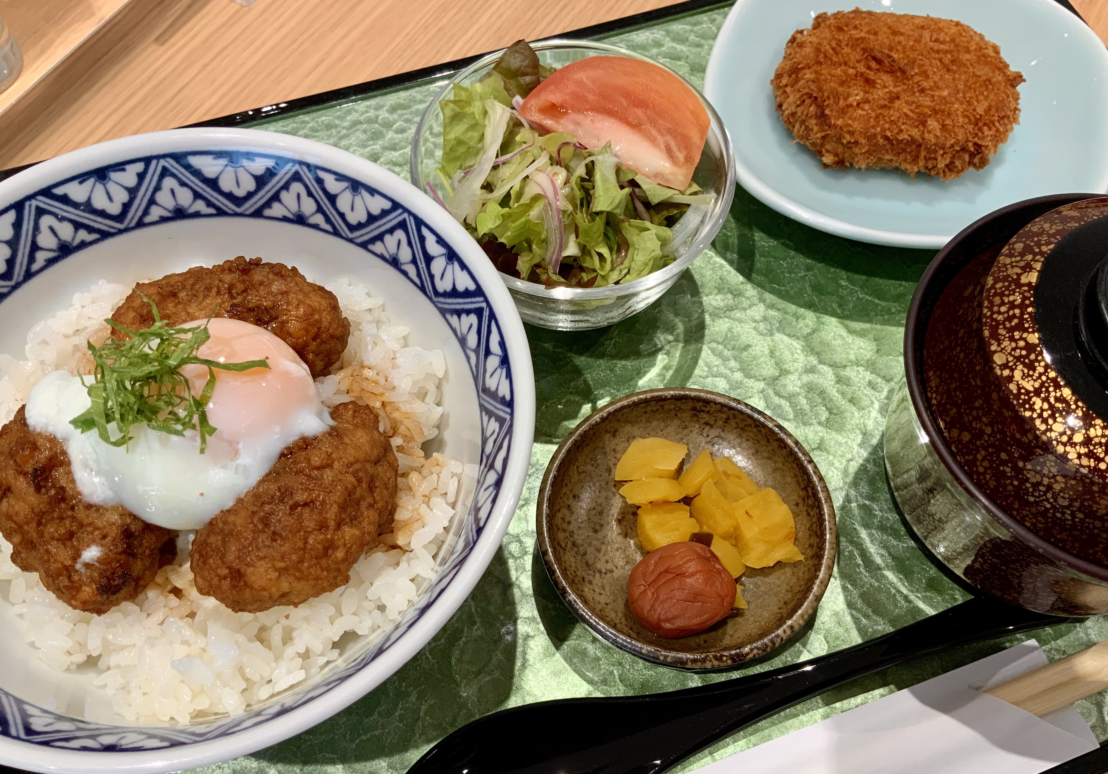 軟骨つくね丼オリーブ玉子添え