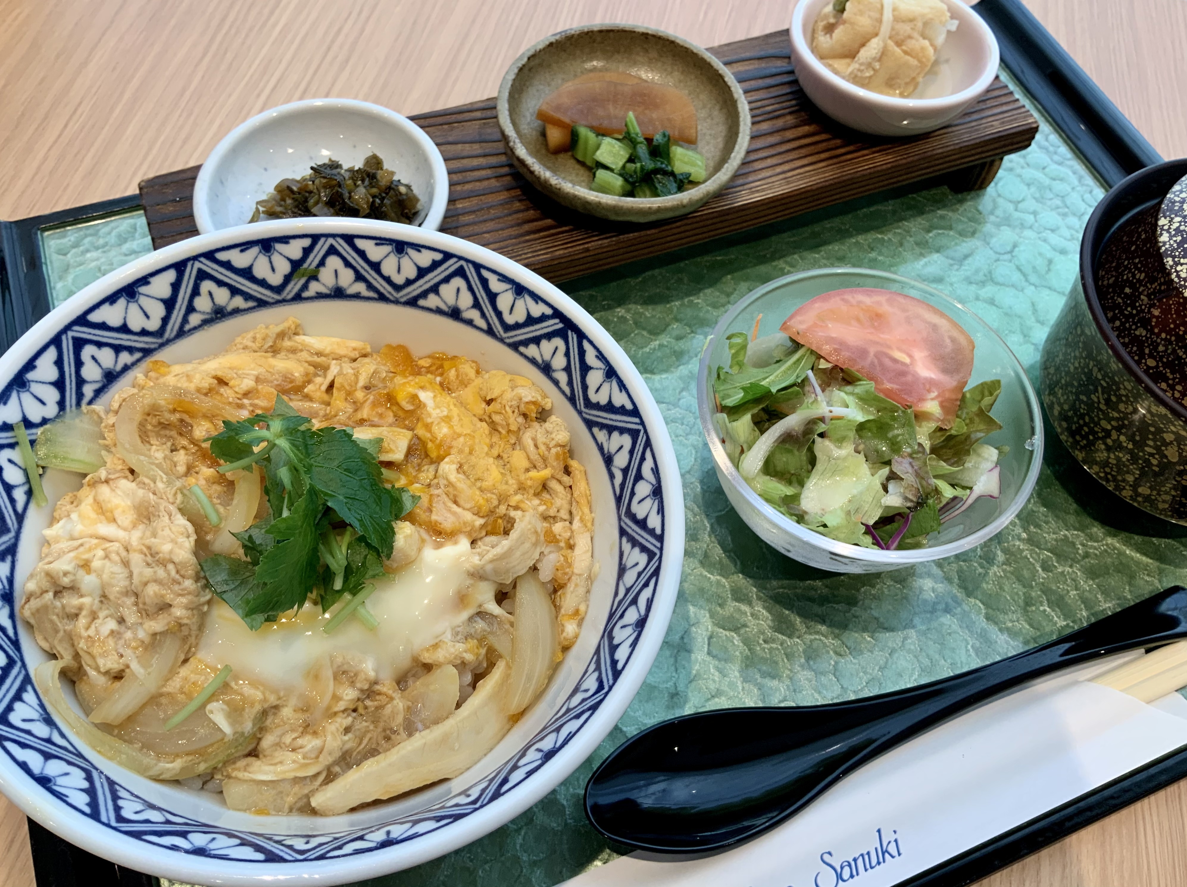 オリーブ地鶏とオリーブ玉子の親子丼