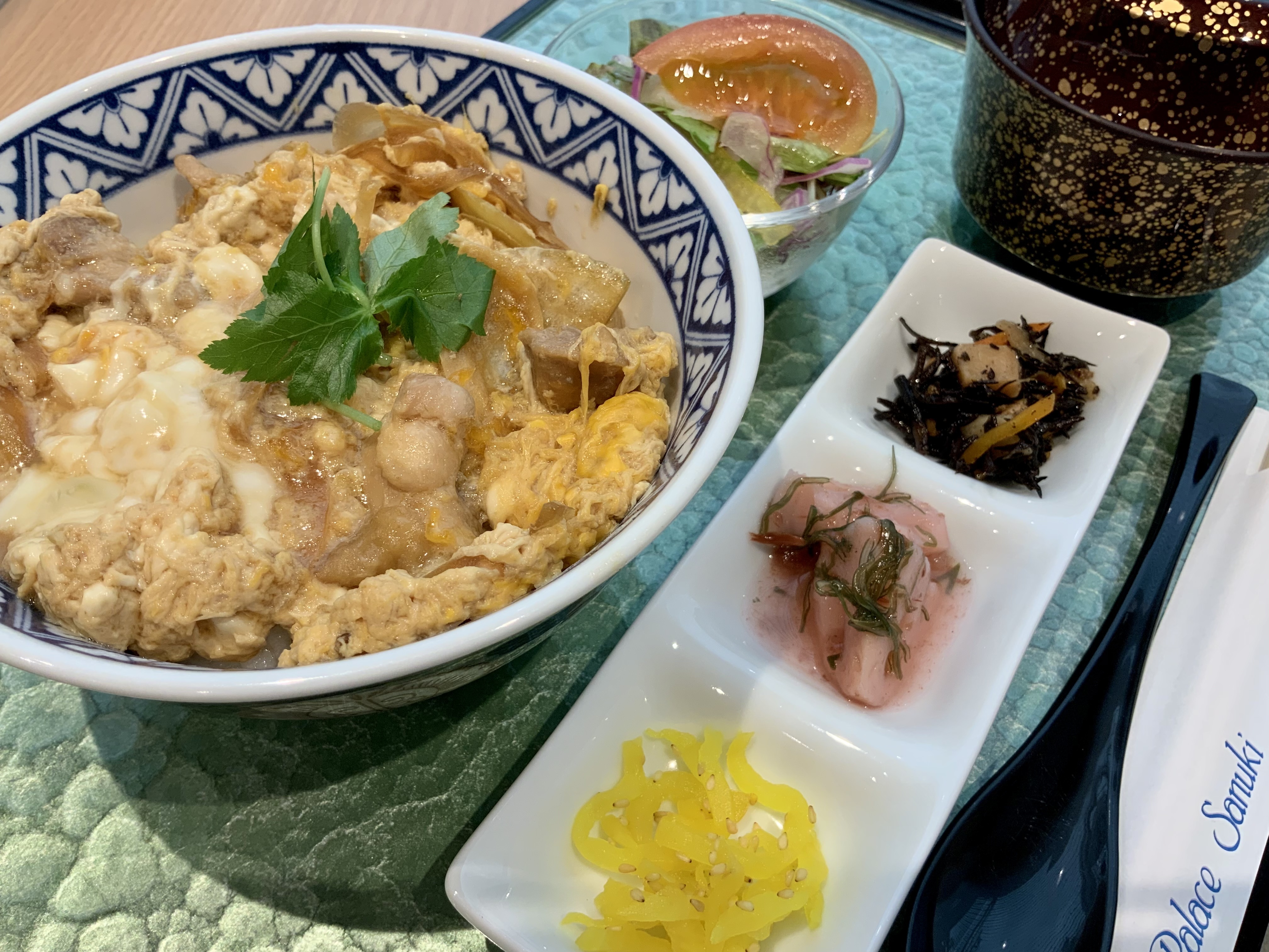 オリーブ地鶏とオリーブ玉子の親子丼