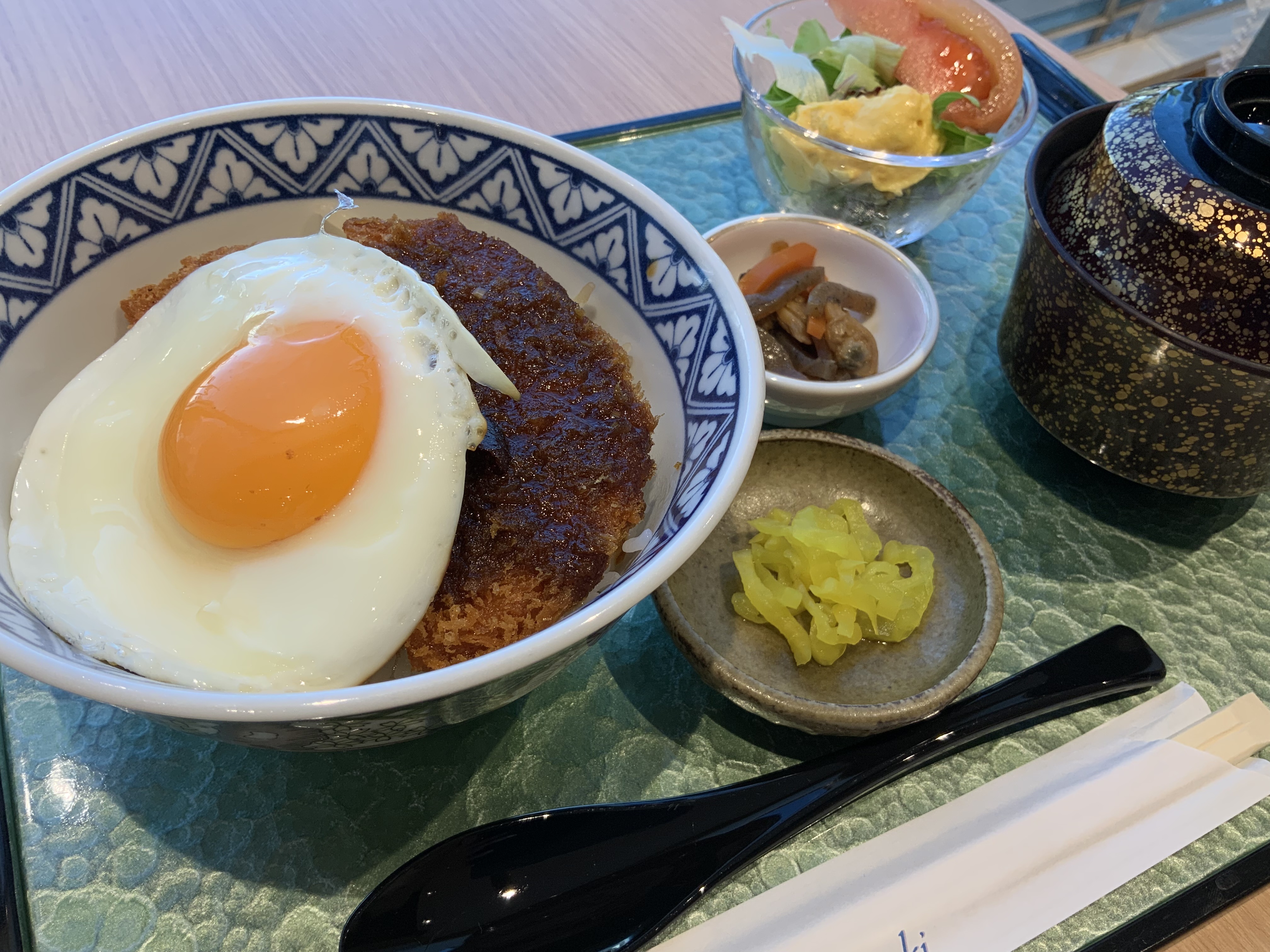 特製ハムカツとオリーブ玉子目玉焼ソースカツ丼