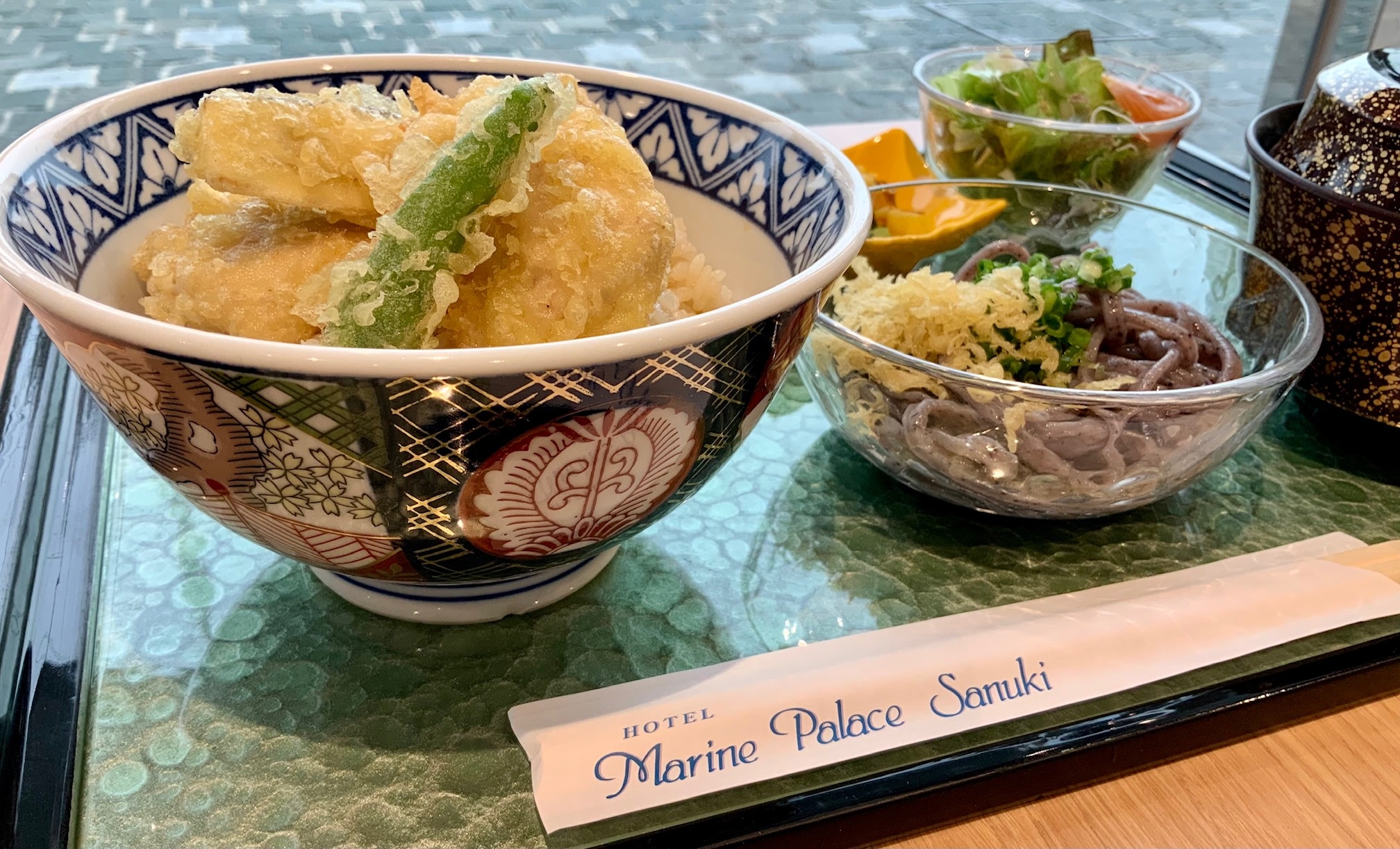 宇多津産の古代米うどん＆鶏天丼