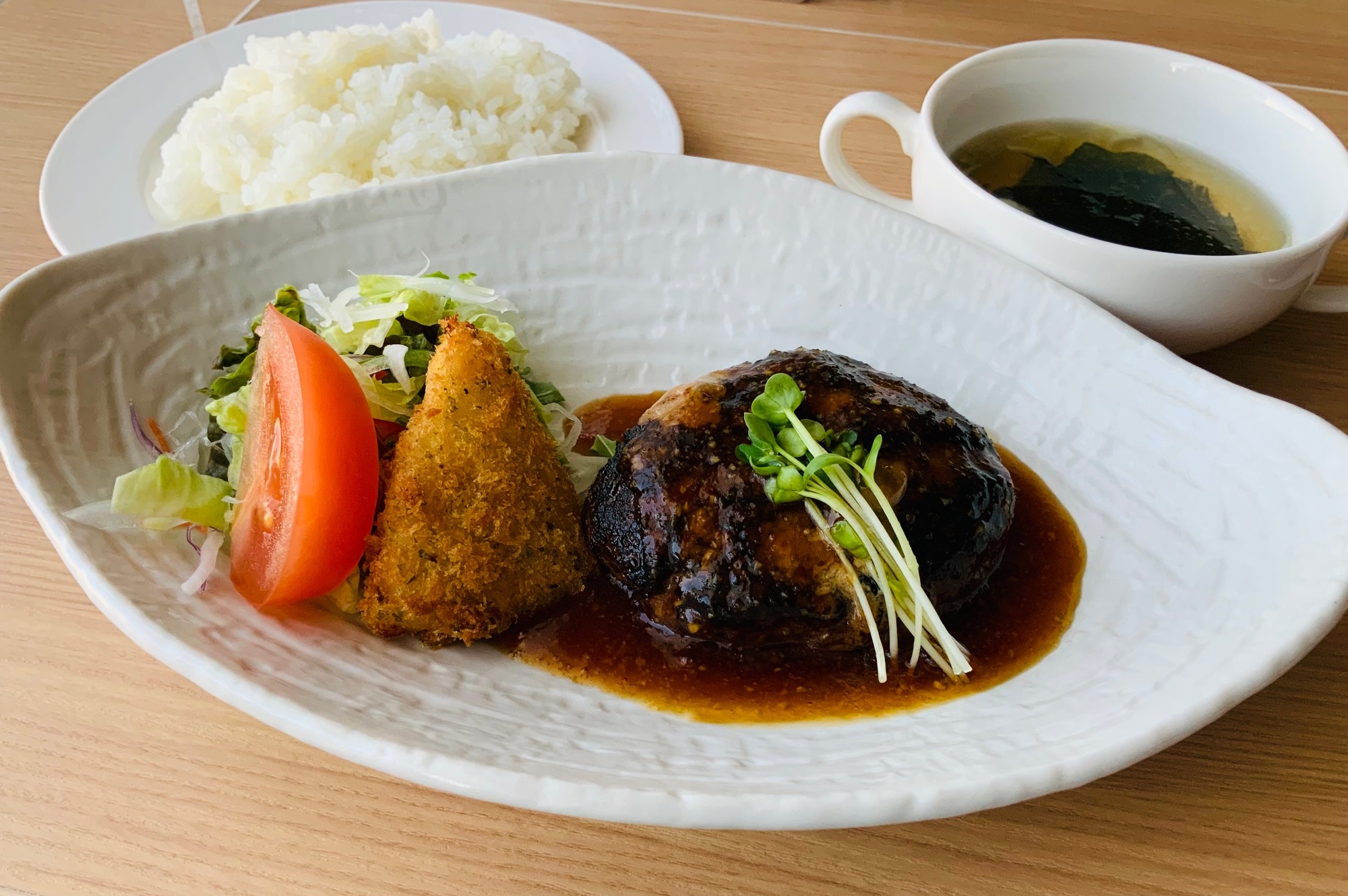 備長炭で焼きます！　オリーブ牛ハンバーグおろしポン酢