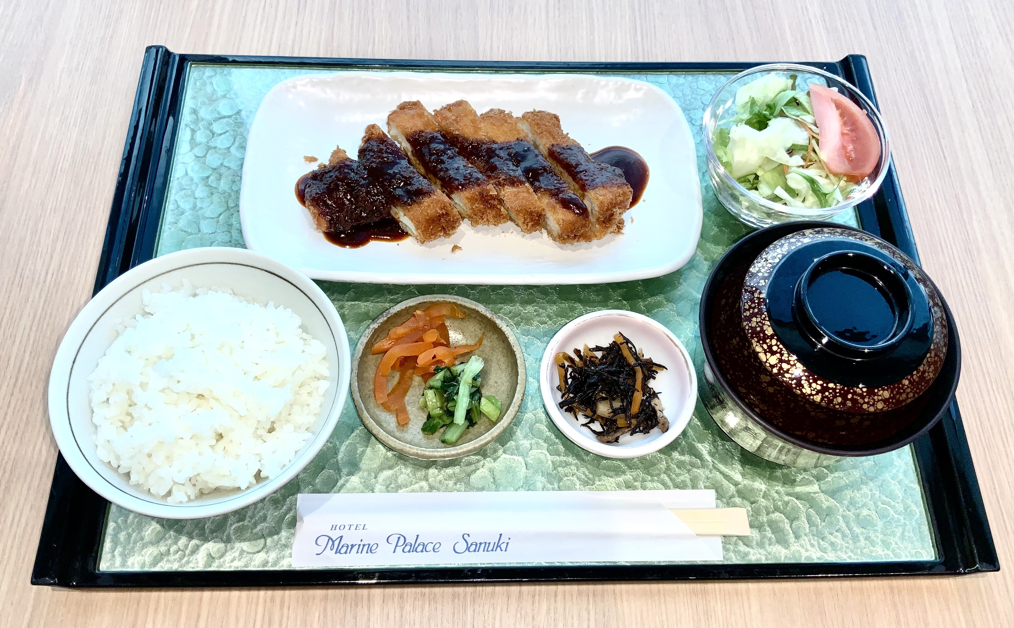 香川県産チキンカツ デミグラスソース