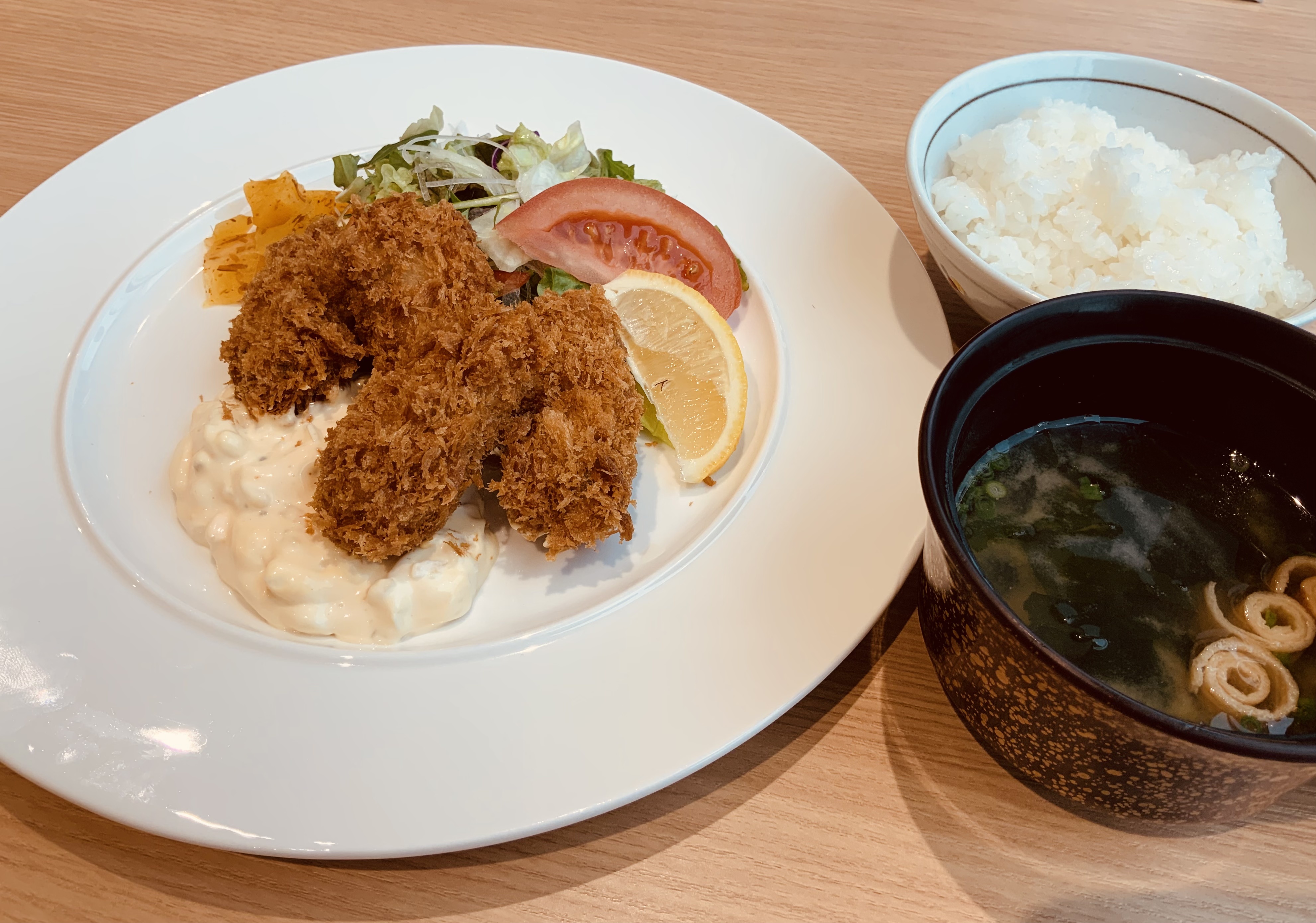 もうすぐ食べ納め！！広島産牡蠣フライ定食