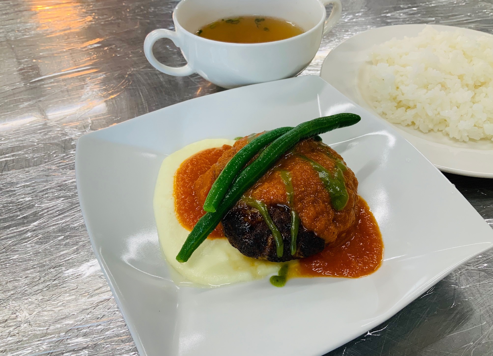 オリーブ豚ハンバーグ トマトソース